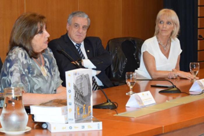 Dra. Magela Pollero, Dr. Alberto Scavarelli, Dra. Gabriela Hendler Mesa de presentación. Gerenta de Asesoría Letrada; Director de ONSC; Sub Directora.