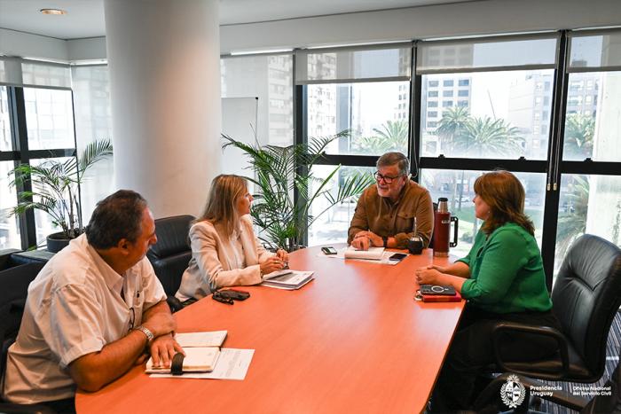 Autoridades dialogando.