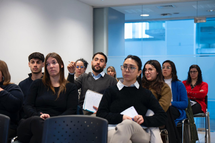 Uruguay Concursa comenzó un ciclo de talleres sobre acciones afirmativas en el empleo público Personas en un salón de clase