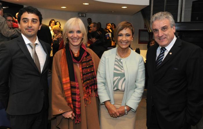 Autoridades en el salón de actos de Presidencia