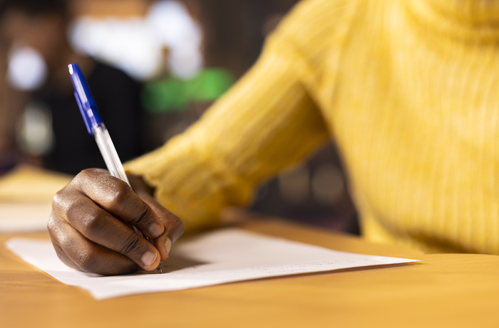 Persona firmando un documento