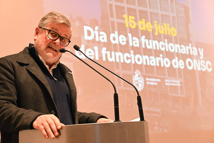 Foto de una persona hablando por micrófono