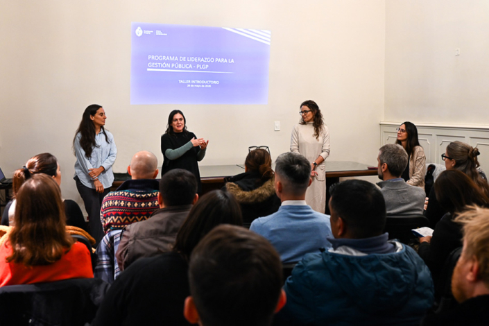 Comenzó el Programa de Liderazgo para la Función Pública Estudiantes en un salón de clases