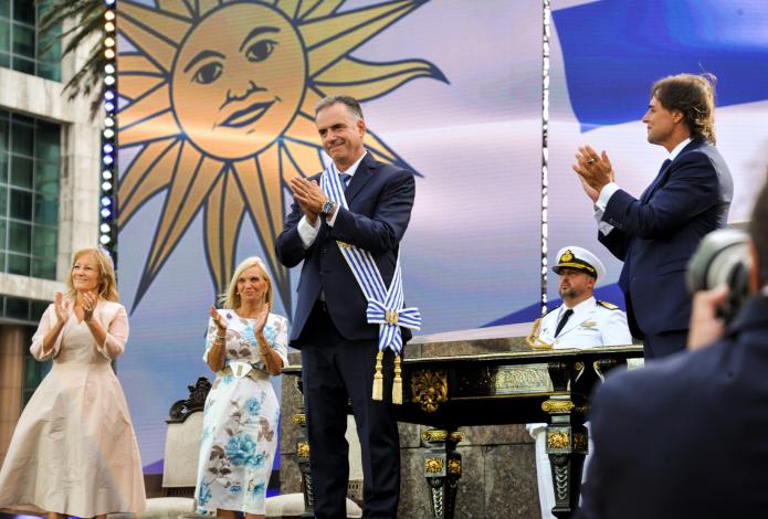 Yamandú Orsi investido presidente