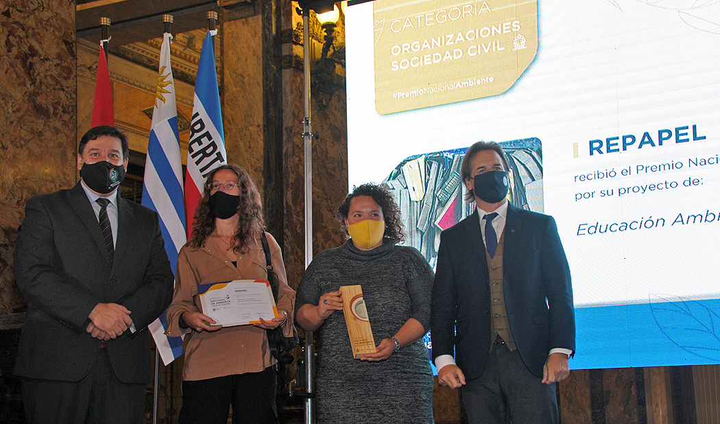 Lacalle Pou y Peña junto con ganadores del Premio Uruguay Natural Lacalle Pou y Peña junto con ganadores del Premio Uruguay Natural