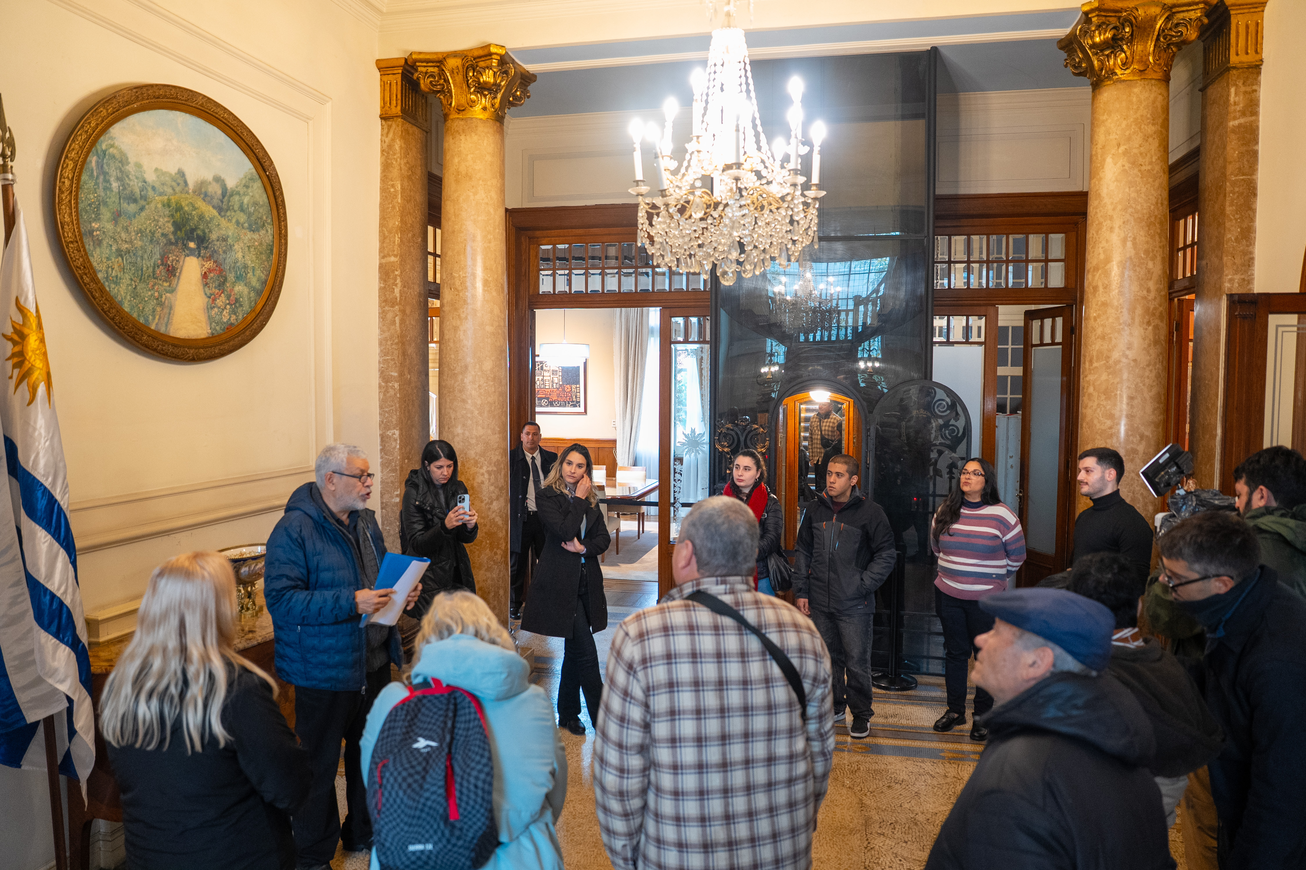 Pùblico en el interior de la residencia