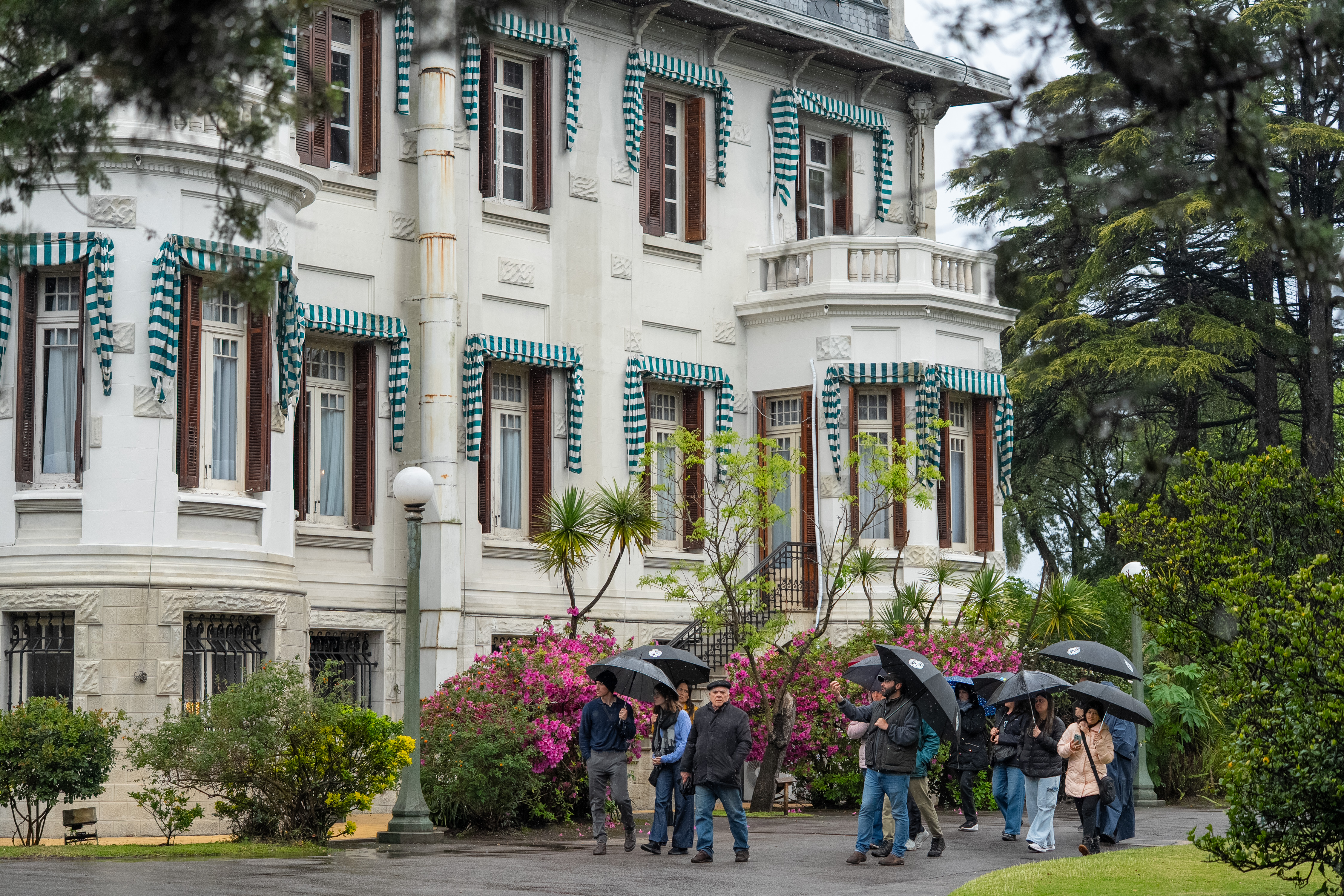Público en jardines de la residencia