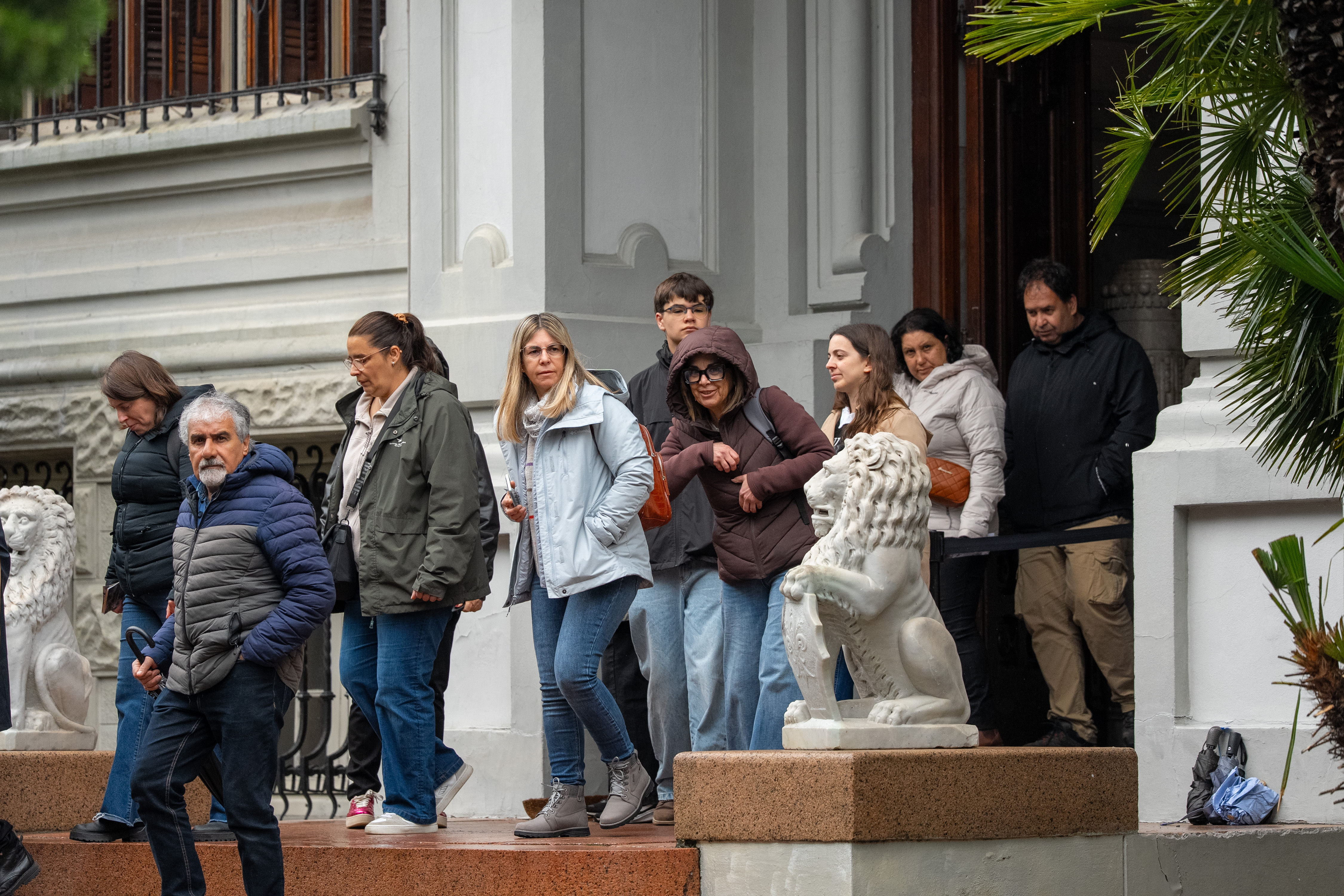 Público saliendo de la residencia