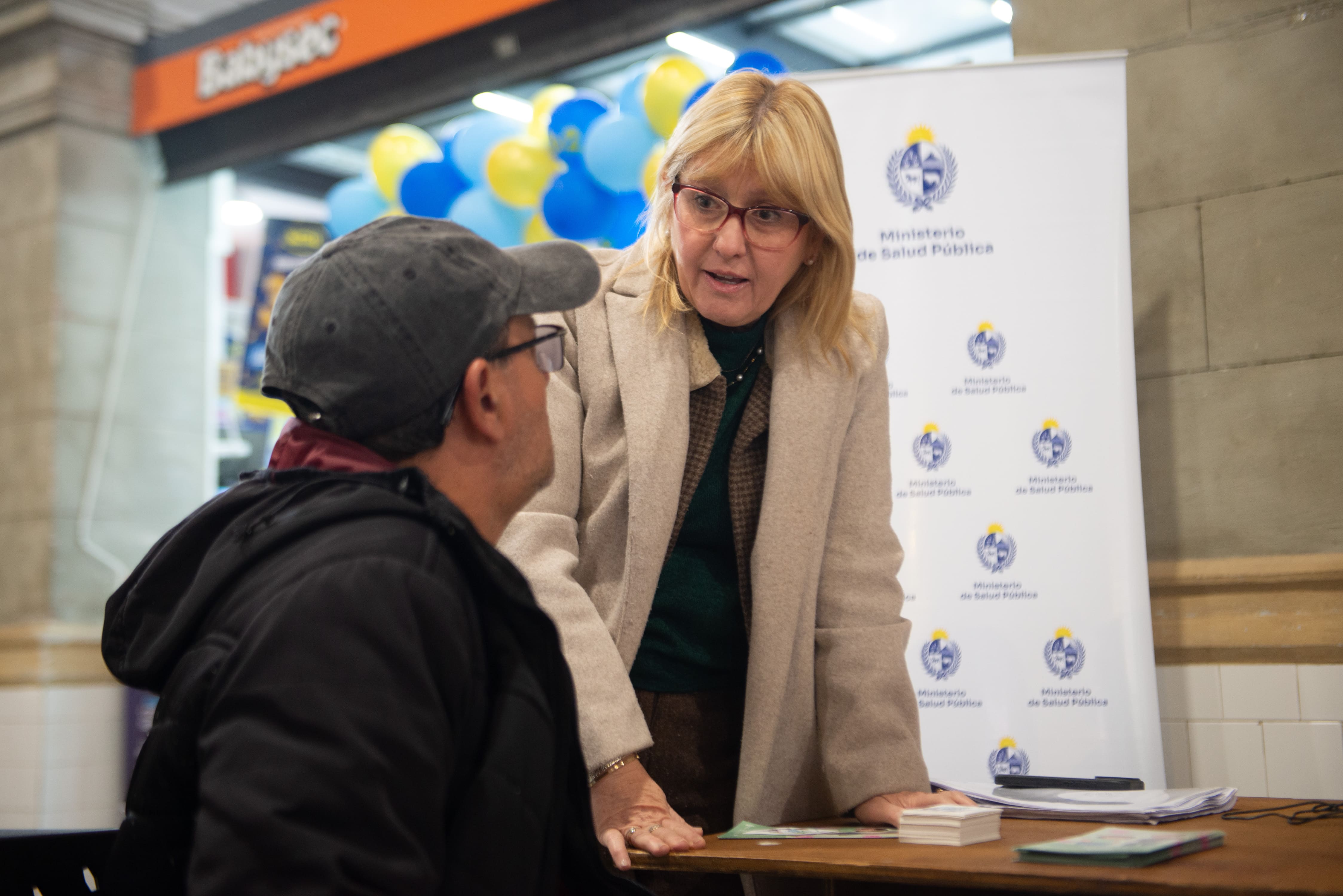 Cristina Lustemberg durante jornada de vacunación en el Mercado Agrícola de Montevideo