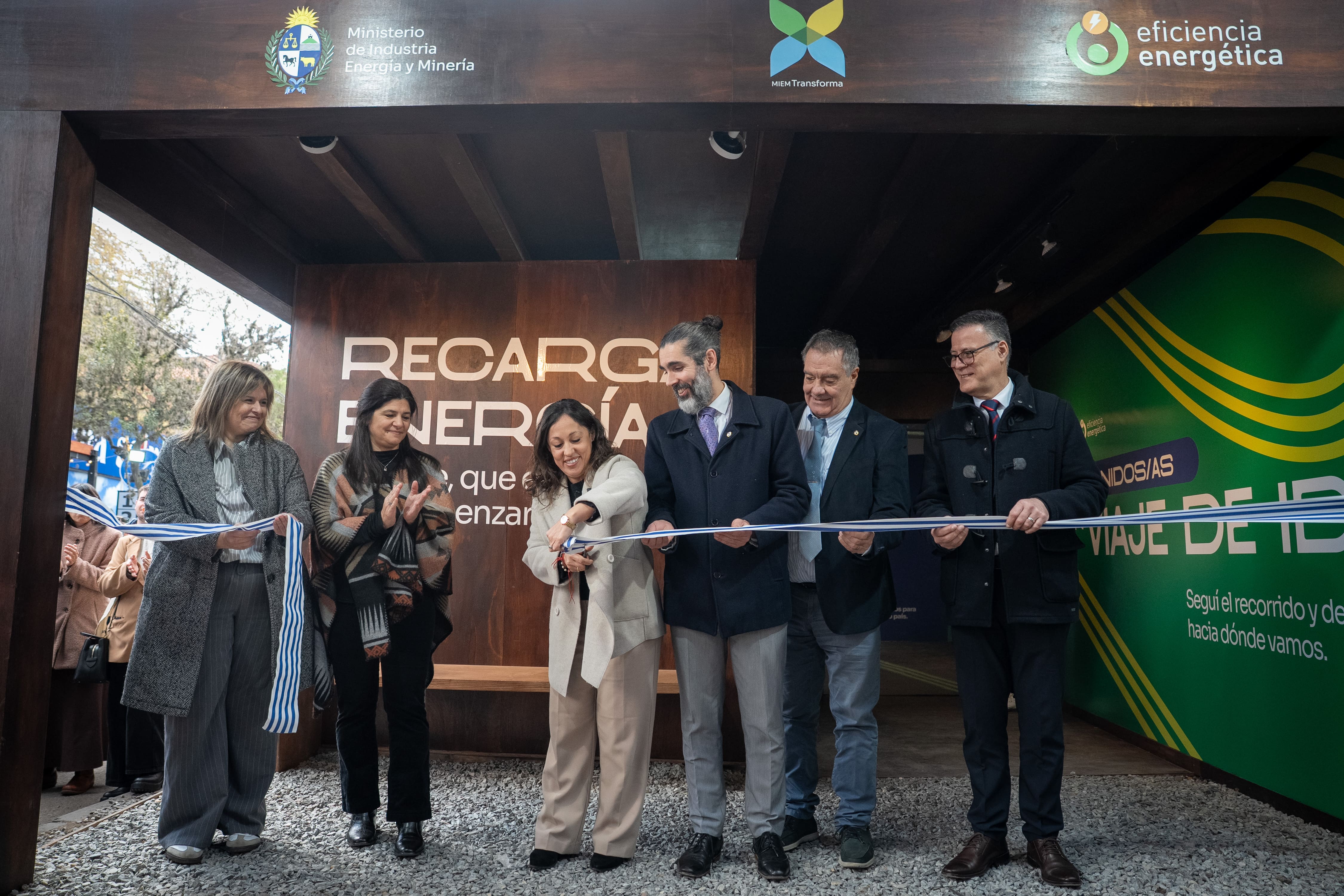 Autoridades cortan cinta para la inauguración del stand del Ministerio de Industria en la Expo Prado 2026