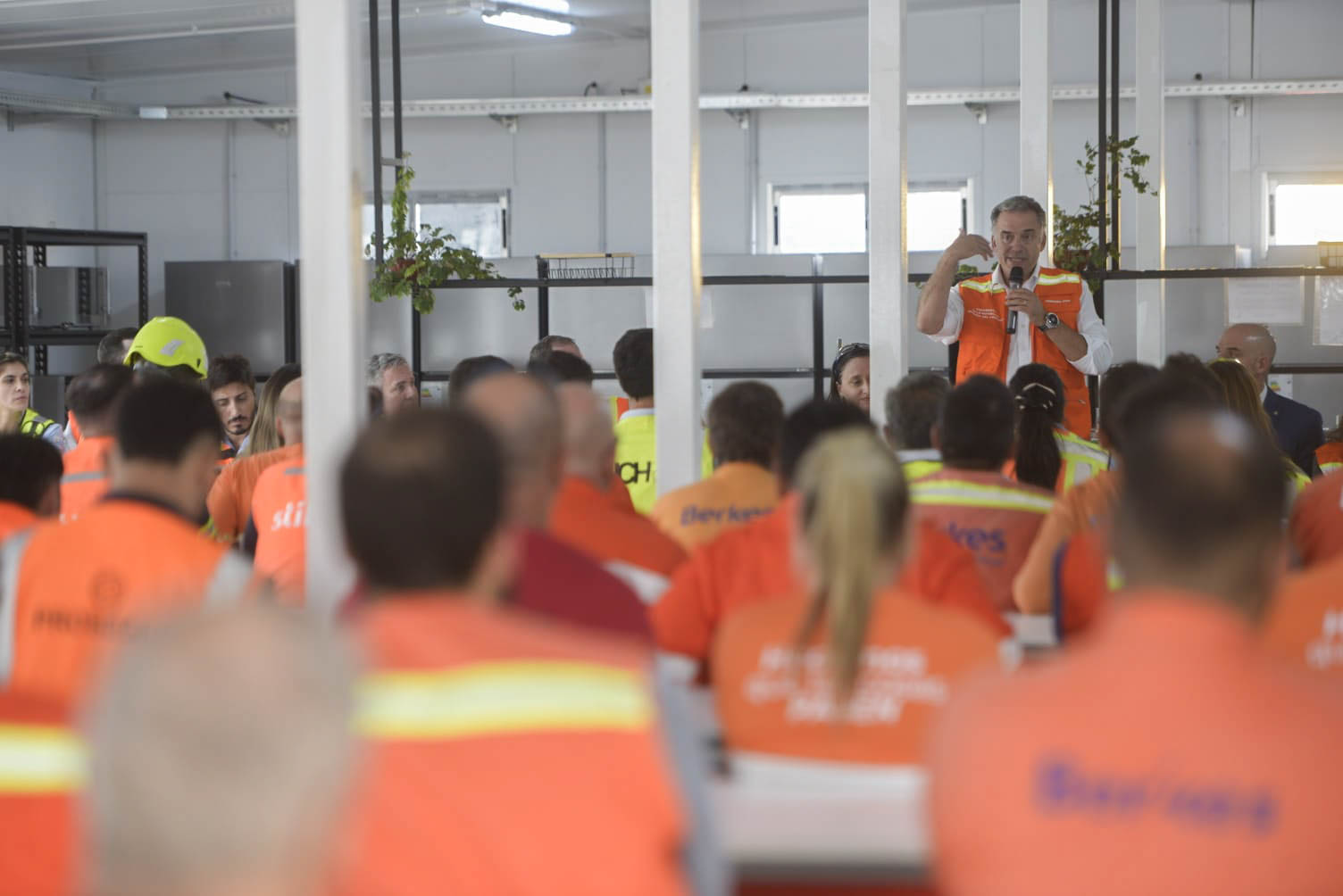 Orsi con trabajadores