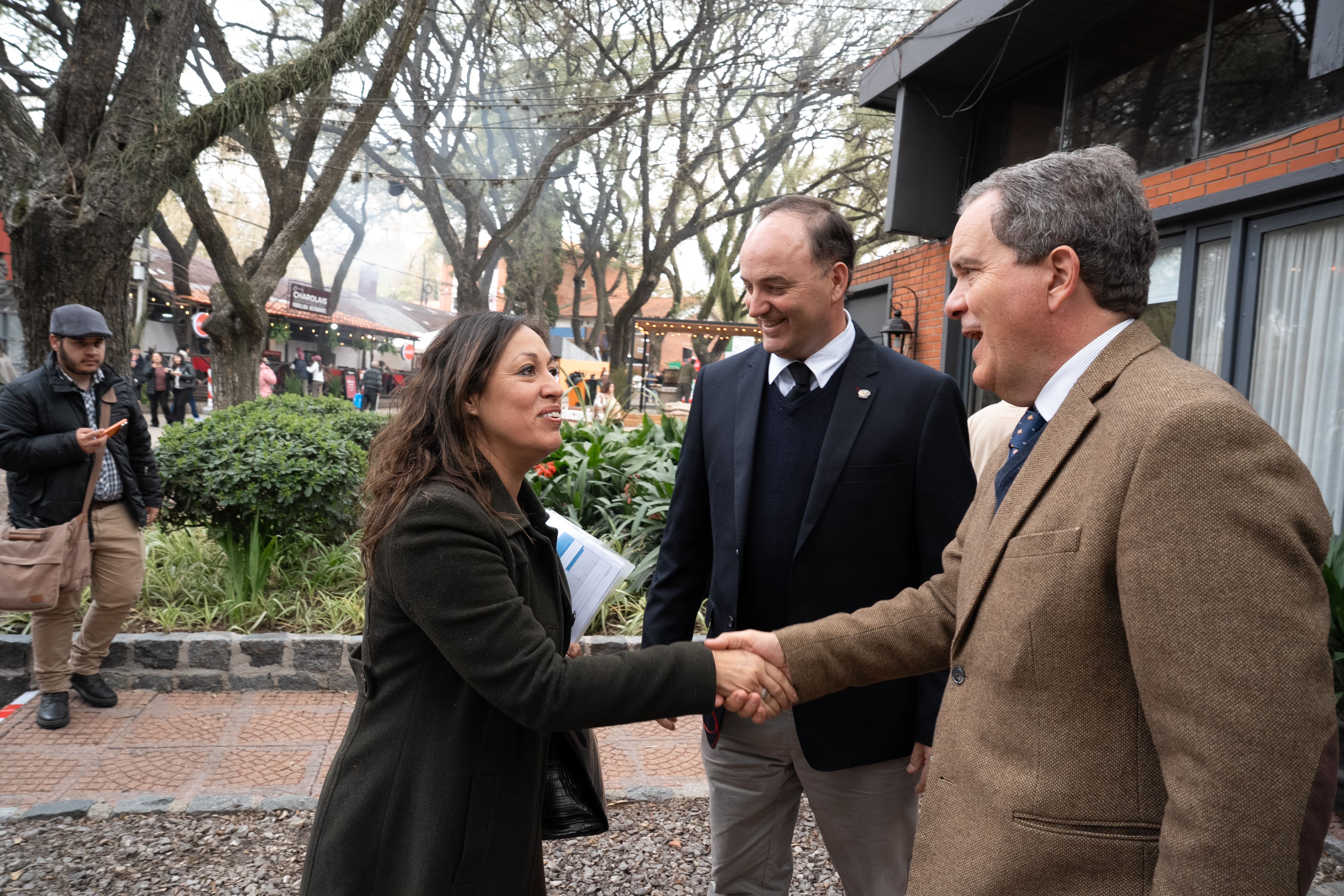 Ministra Cardona saluda a directivos de la Asociación Rural del Uruguay