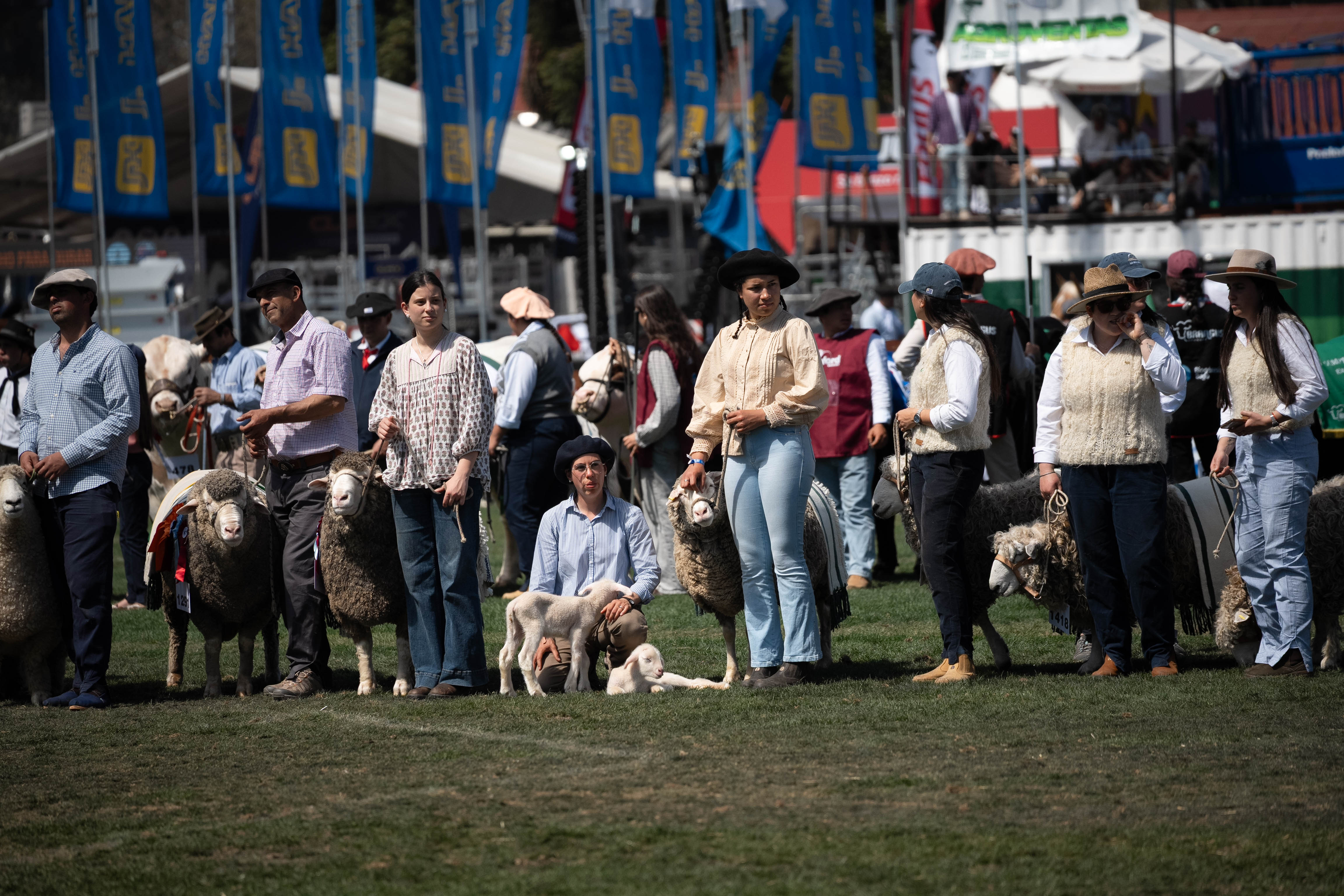 Mujeres de pie junto a ovejas en el ruedo principal de la Rural del Prado, durante el cierre de la Expo Prado 2026