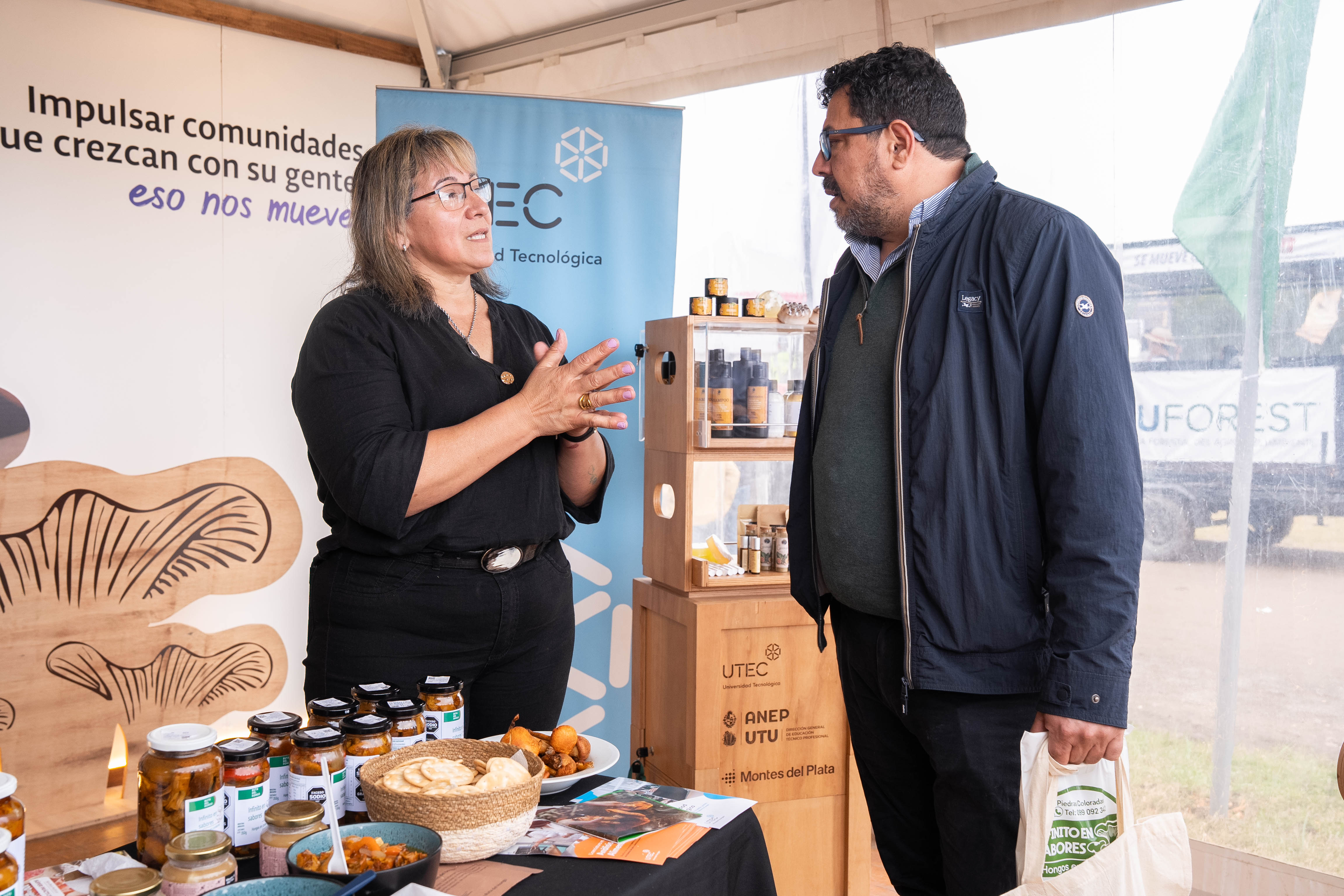 Sánchez en stand de UTEC