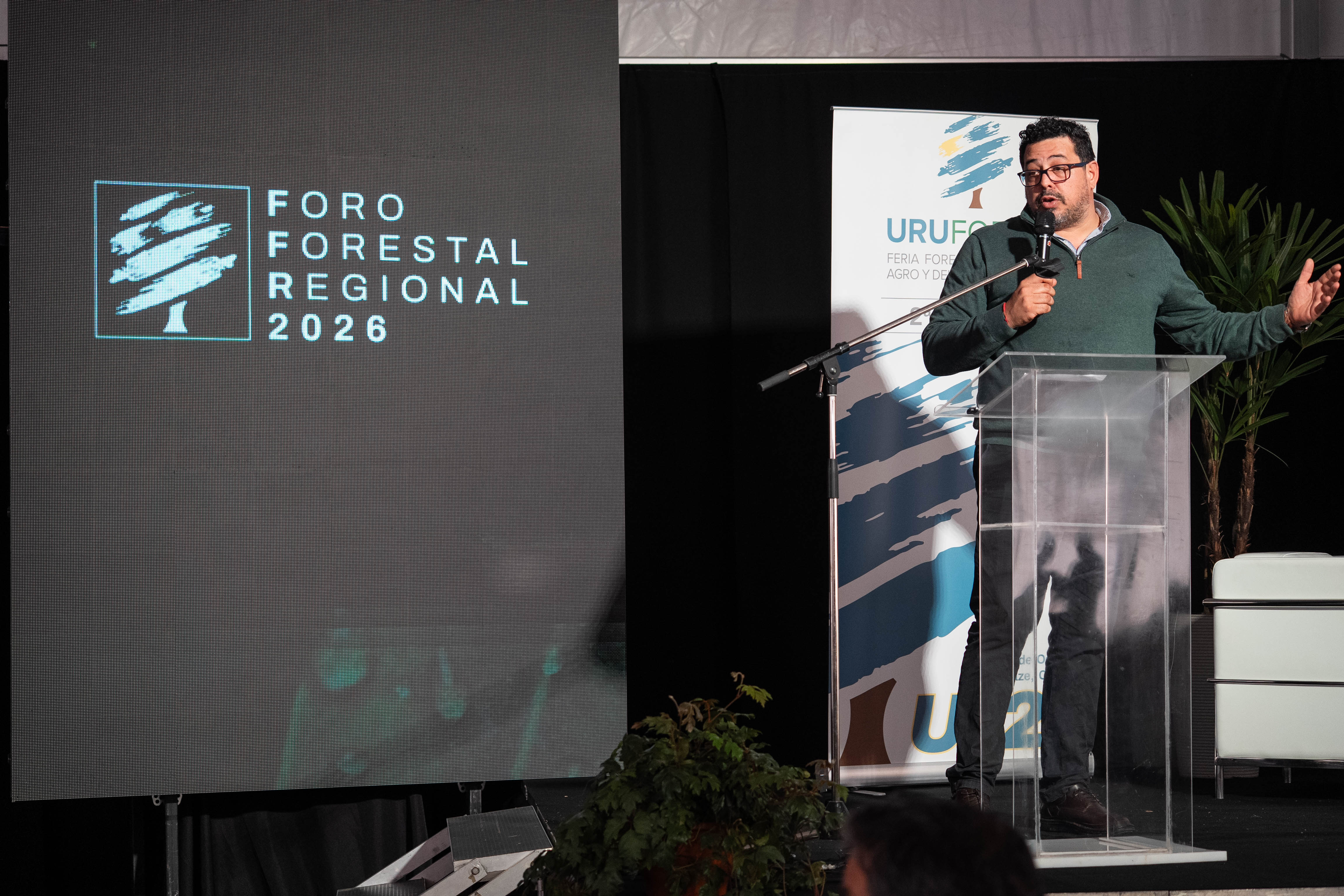 Sánchez disertando en Foro Forestal Regional