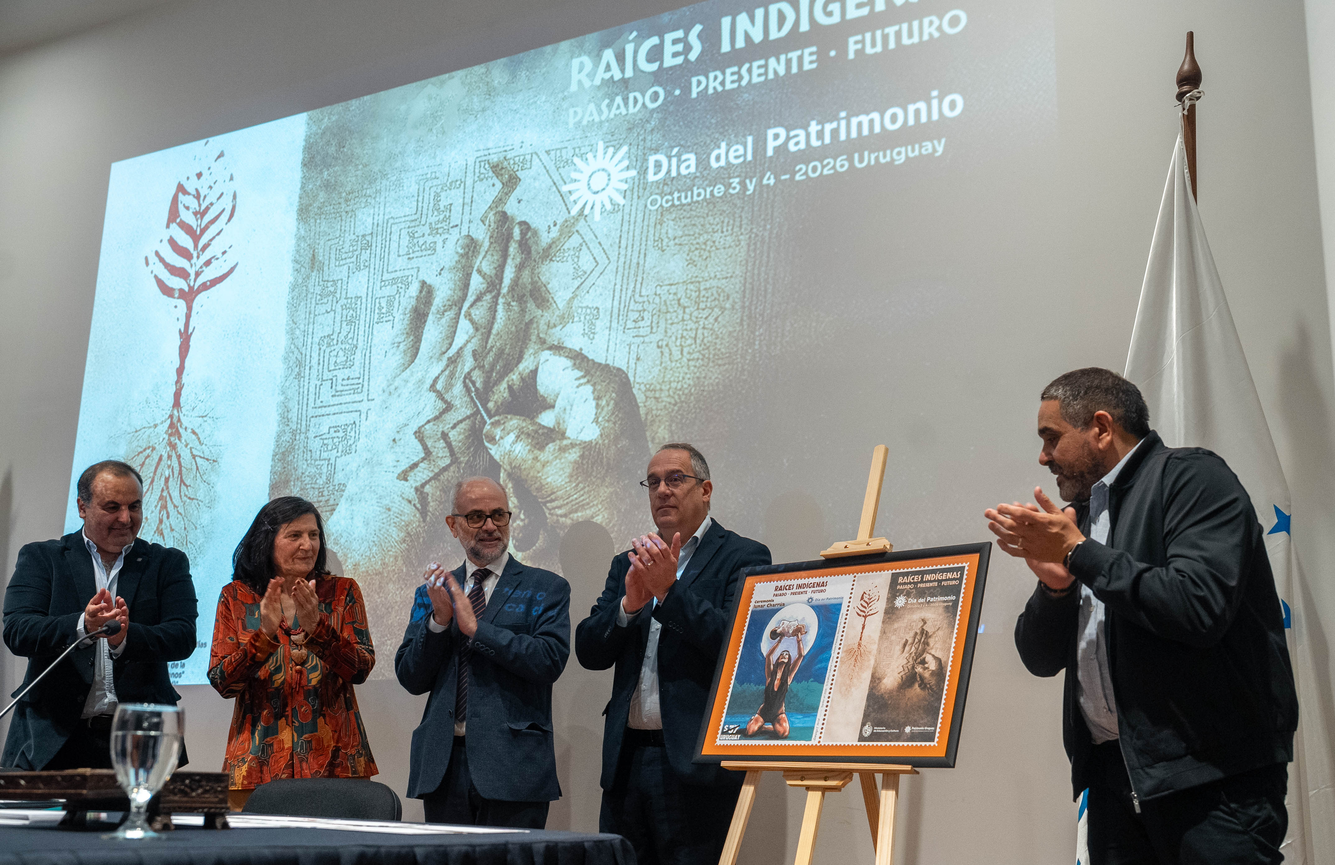 Autoridades y sello conmemorativo del Día del Patrimonio