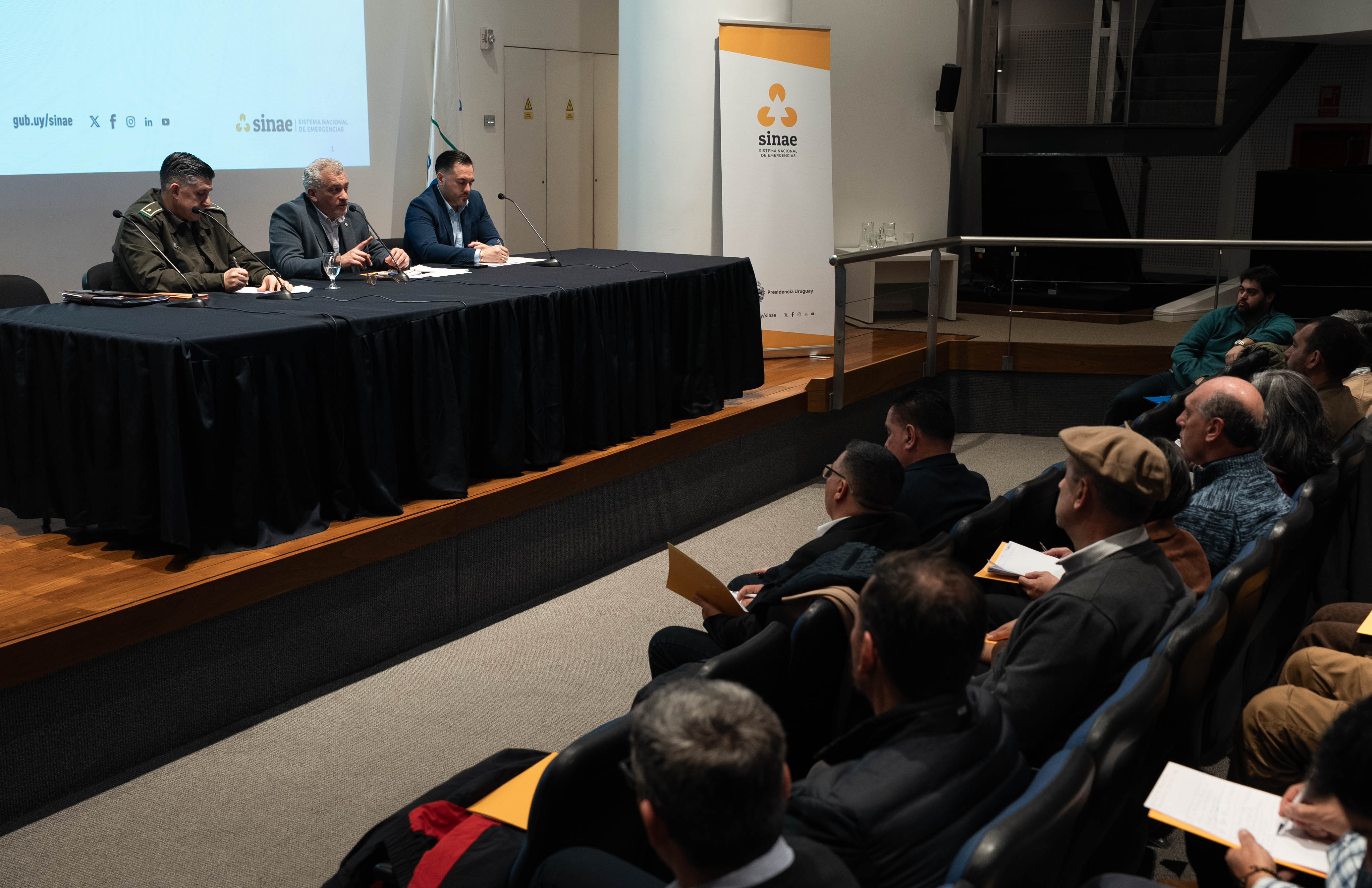 Autoridades del Sinae y representantes de los Cecoed