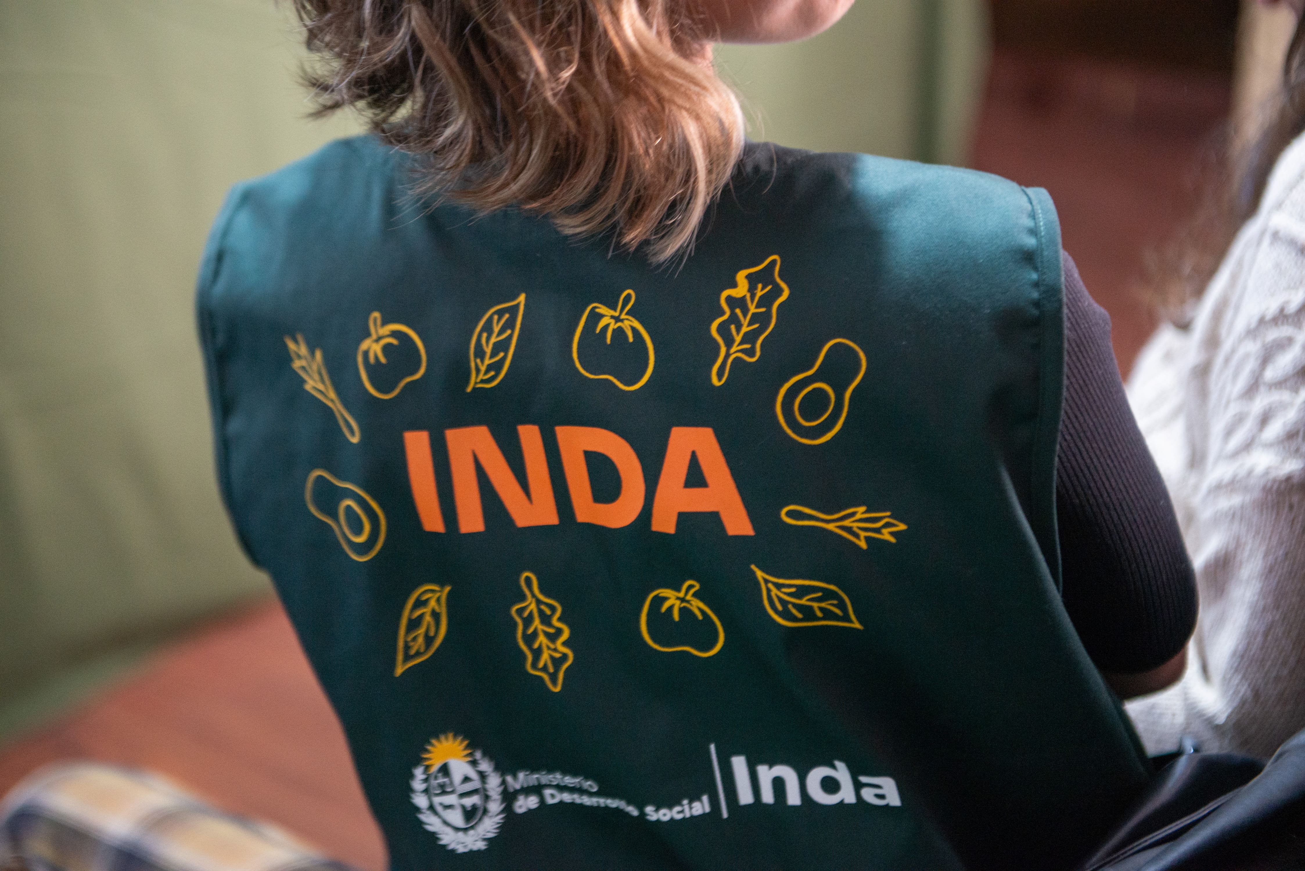 Trabajadora de INDA en inauguración de nuevo comedor