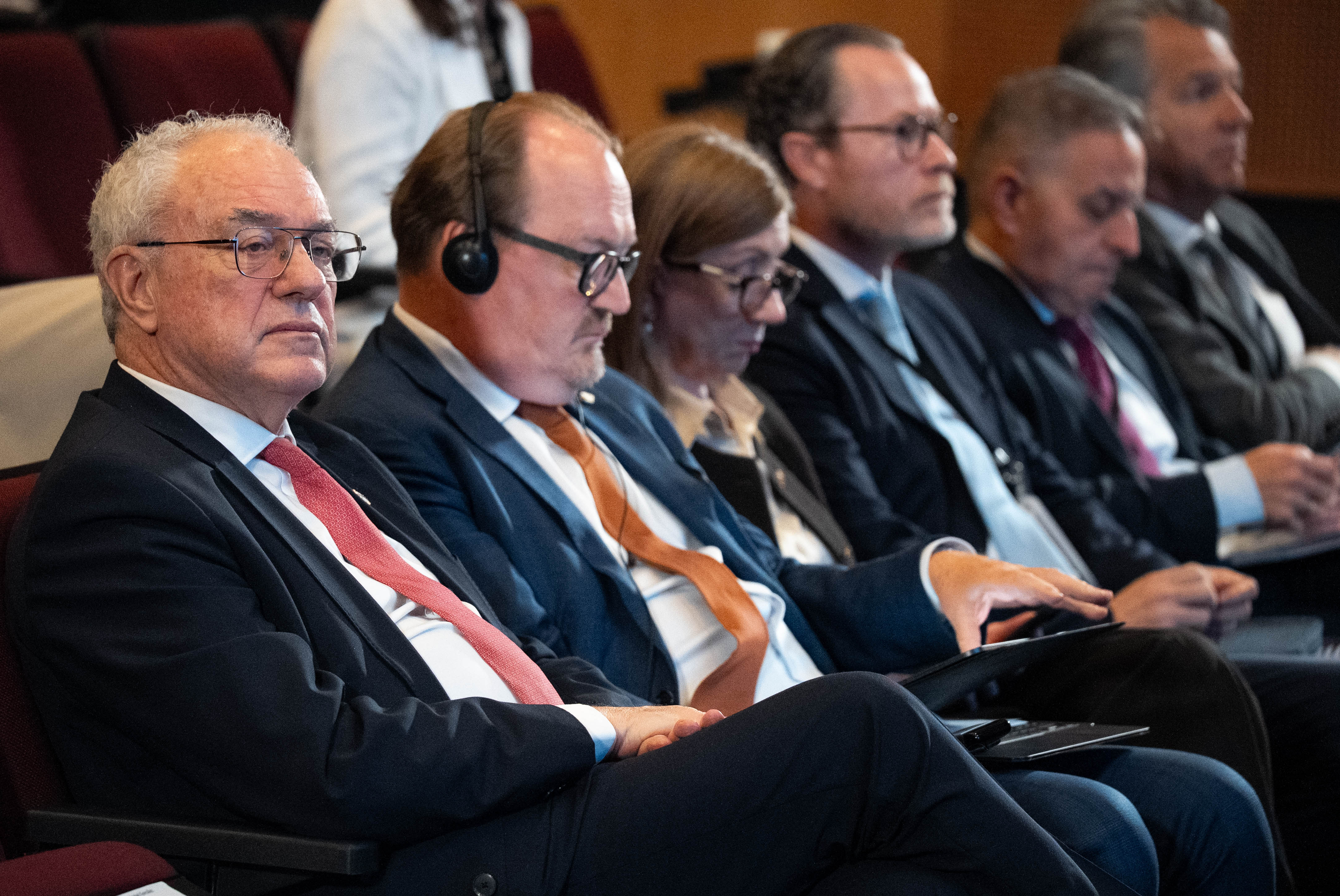 Autoridades de la OCDE junto a Mario Lubetkin durante la oratoria de Sánchez