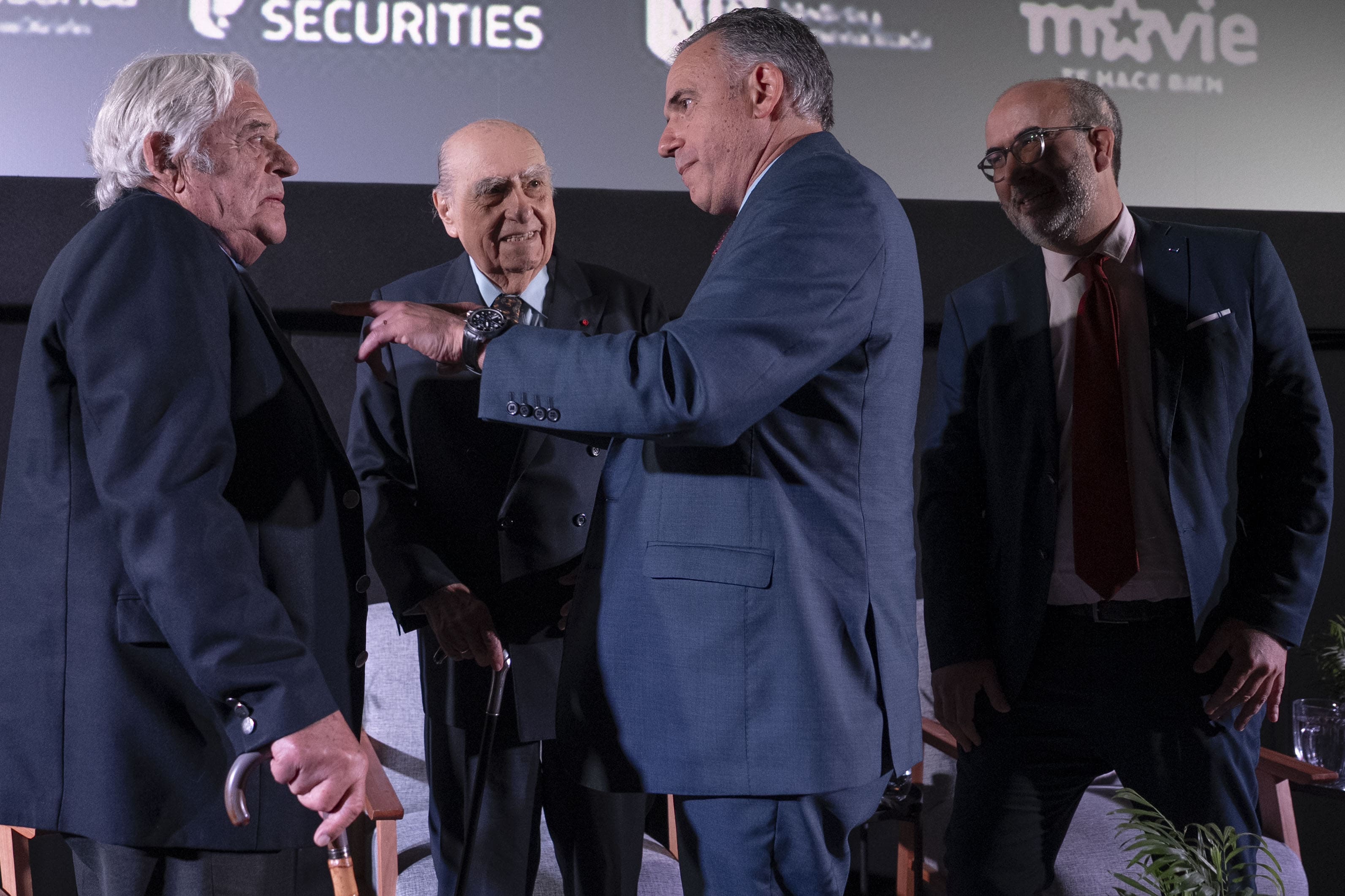 Exmandatarios Luis Lacalle Herrera y Julio María Sanguinetti, y director de Búsqueda, Álvaro Danza, junto a presidente Yamandú Orsi