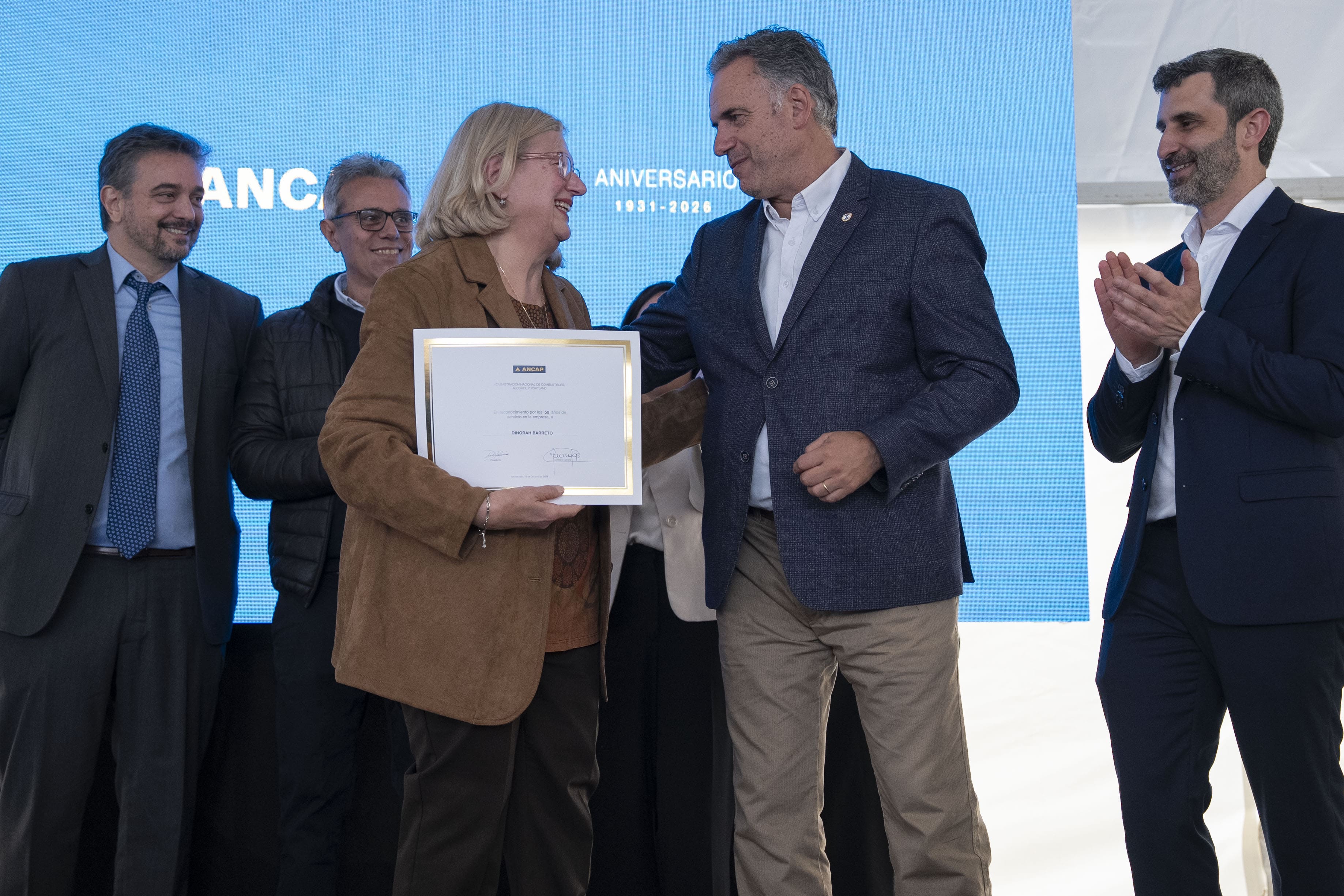 Presidente Orsi entrega reconocimiento a funcionaria de Ancap