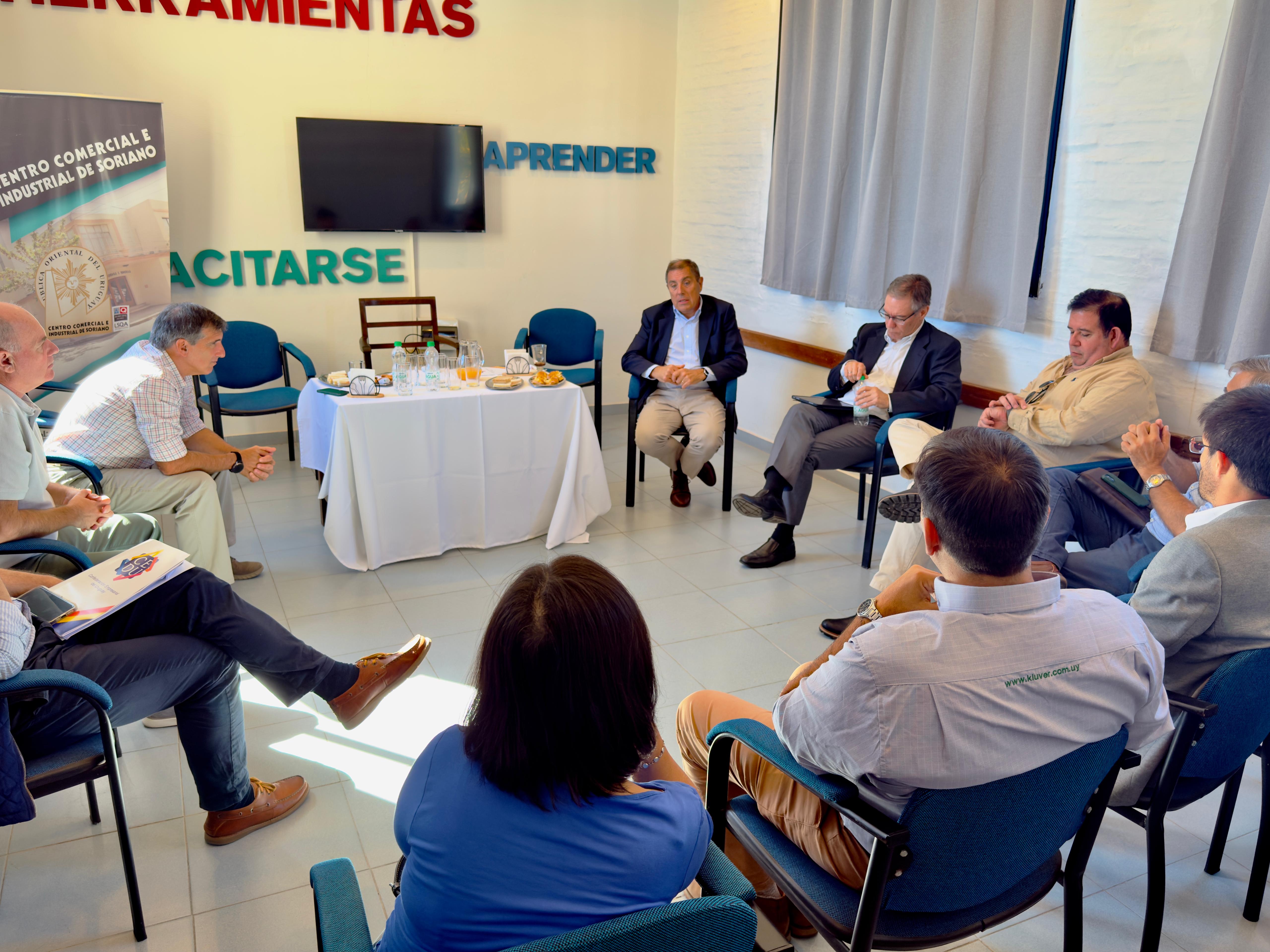 Autoridades del MEF con empresarios del litoral