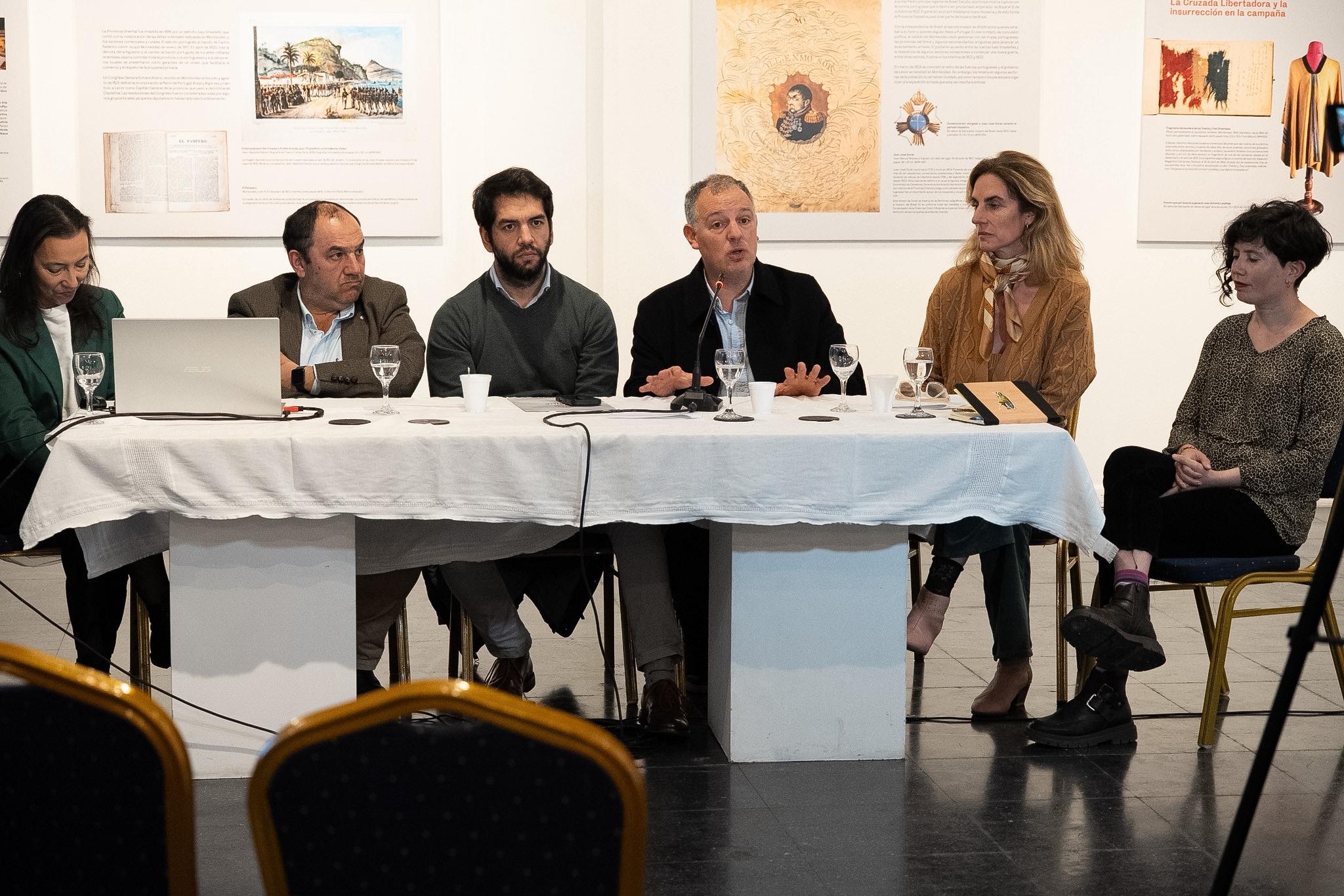 Gabriel Quirici y representantes de instituciones