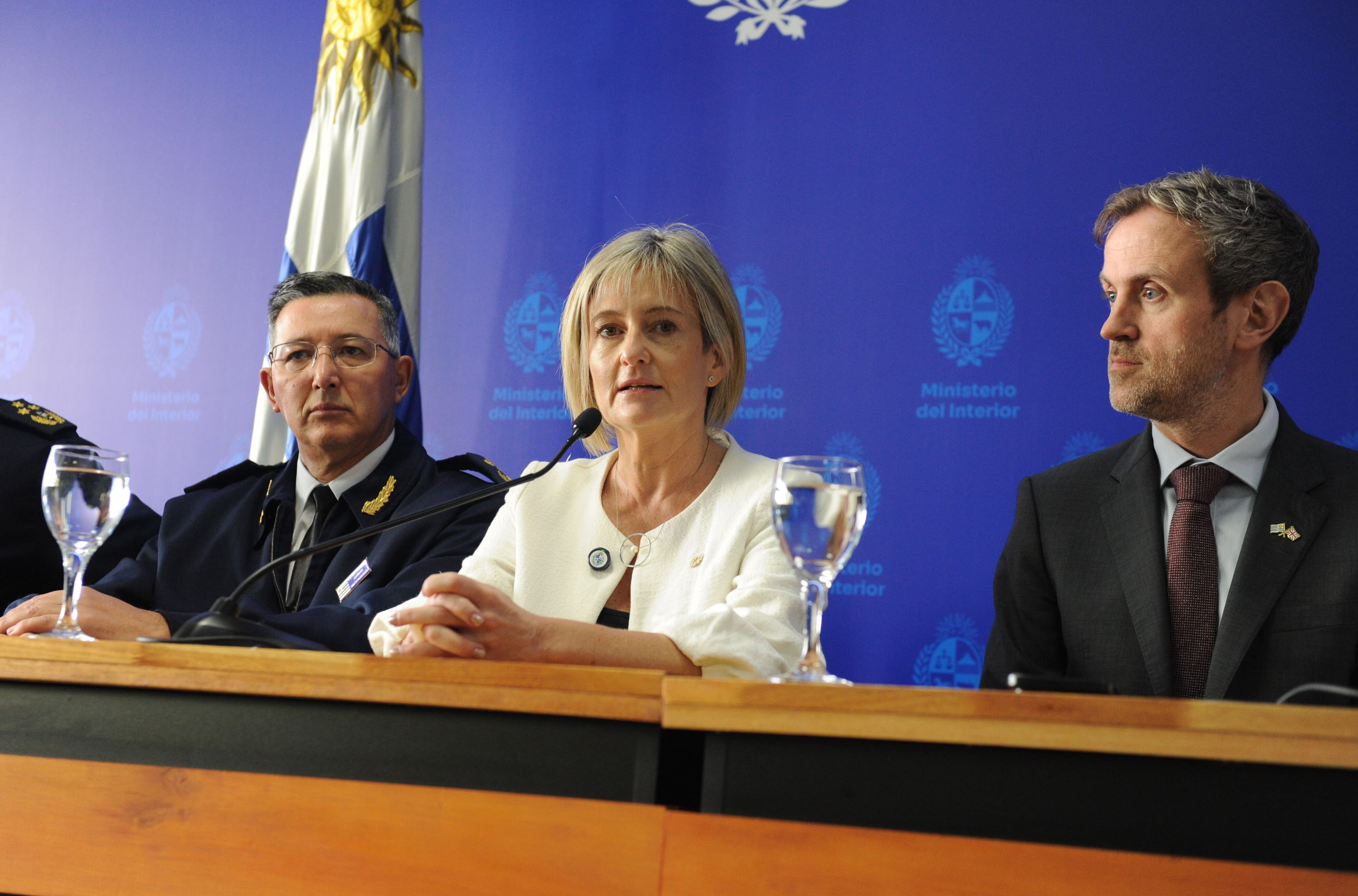 Gabriela Valverde en oratoria, junto a Alfredo Clavijo y embajador Malcom Green