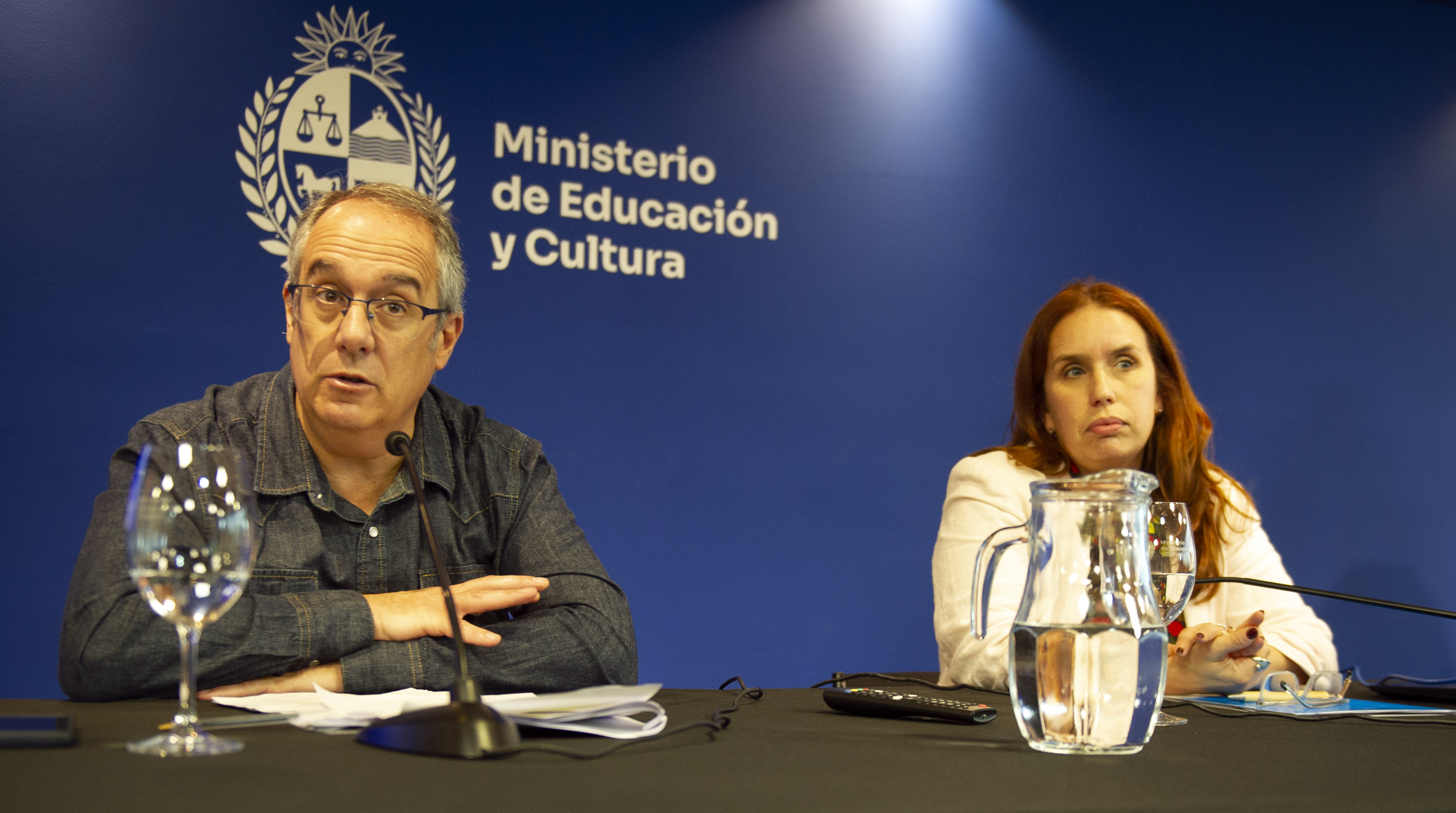 Ministro de Educación y Cultura, José Carlos Mahía, habla en conferencia de prensa. A su lado, la directora nacional de Cultura, María Eugenia Vidal, mira hacia el público