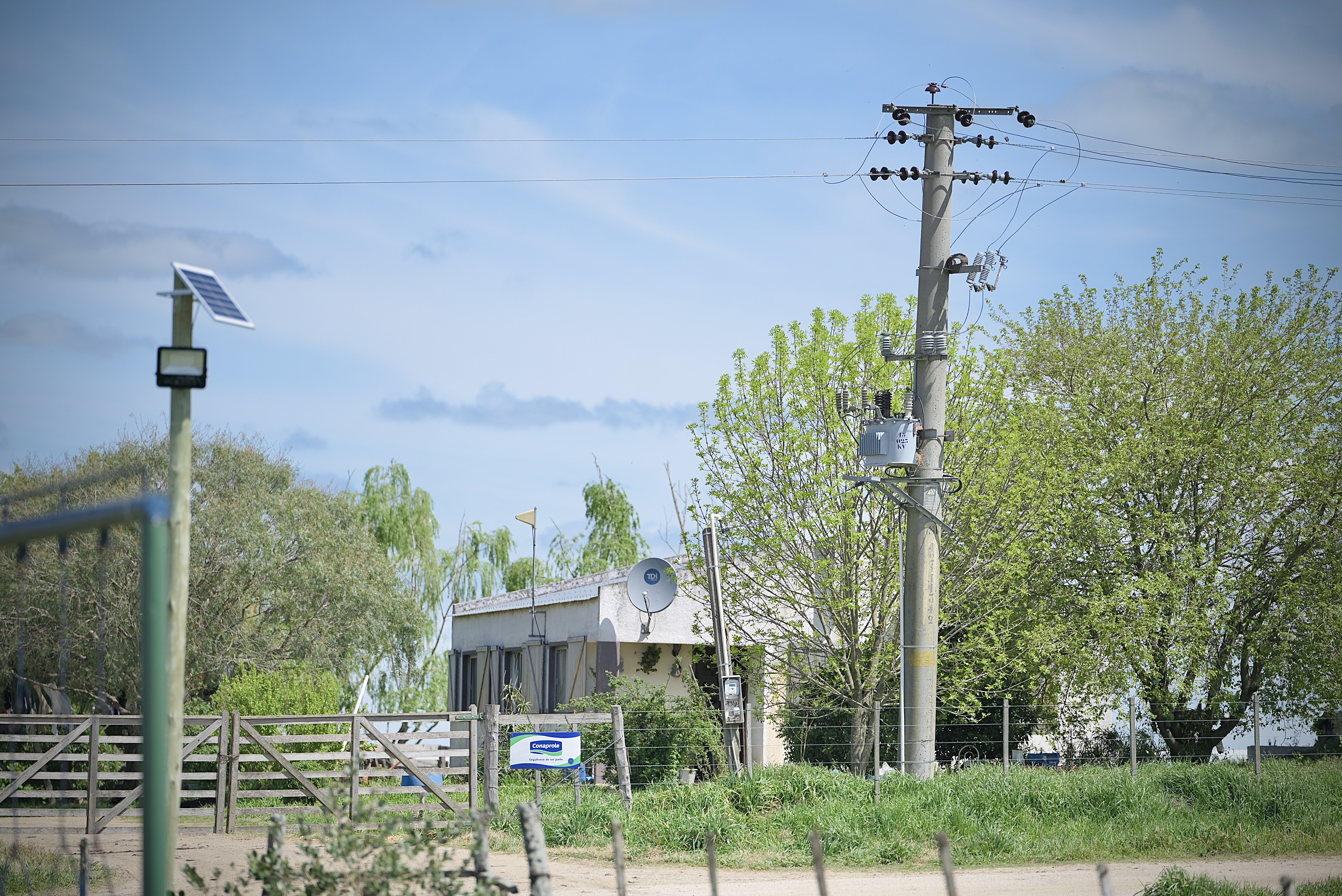 Columna de energía eléctrica en Colonia Carriquiry