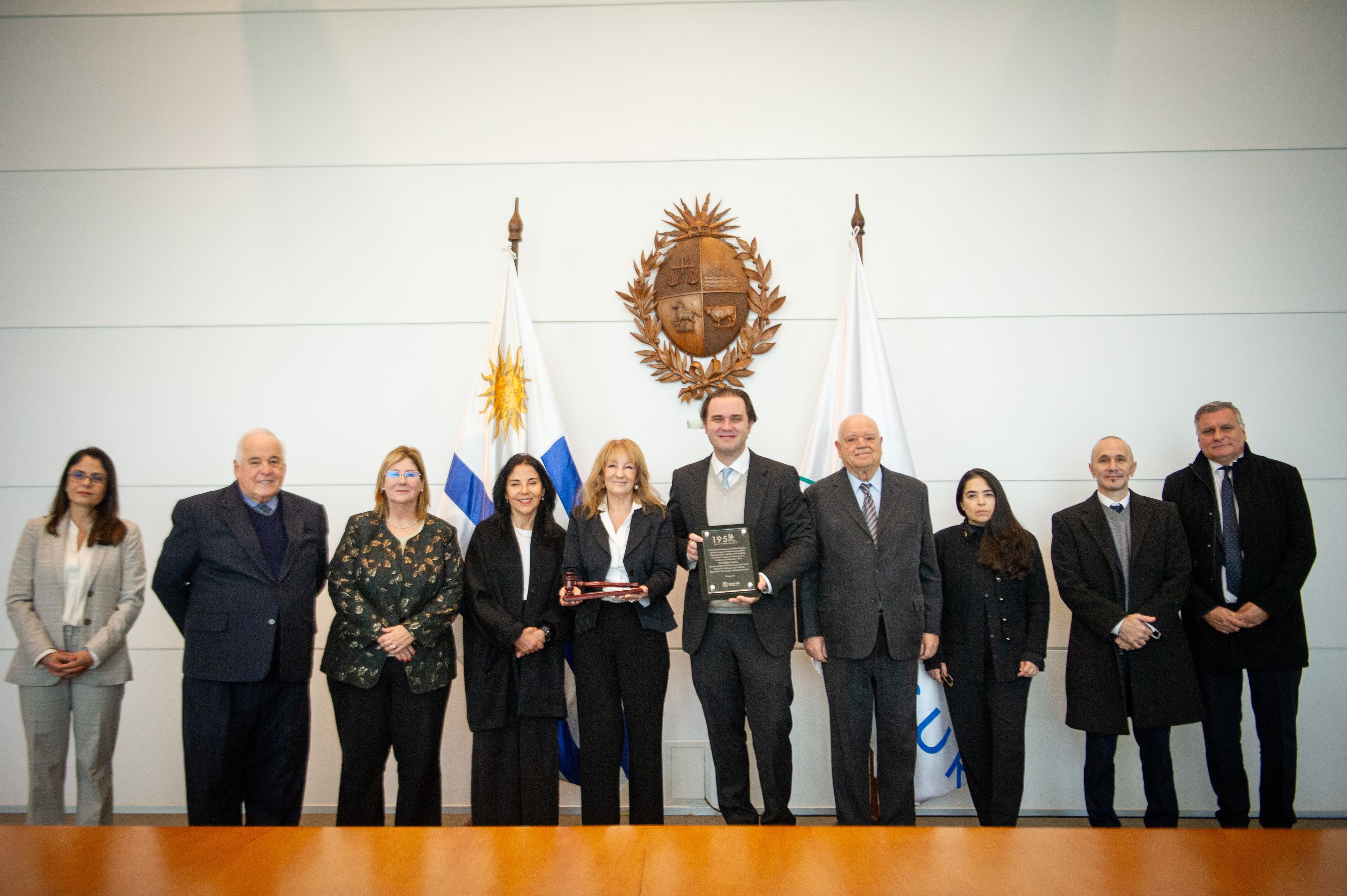 Integrantes de la Corte IDH junto a presidenta en ejercicio, Carolina Cosse