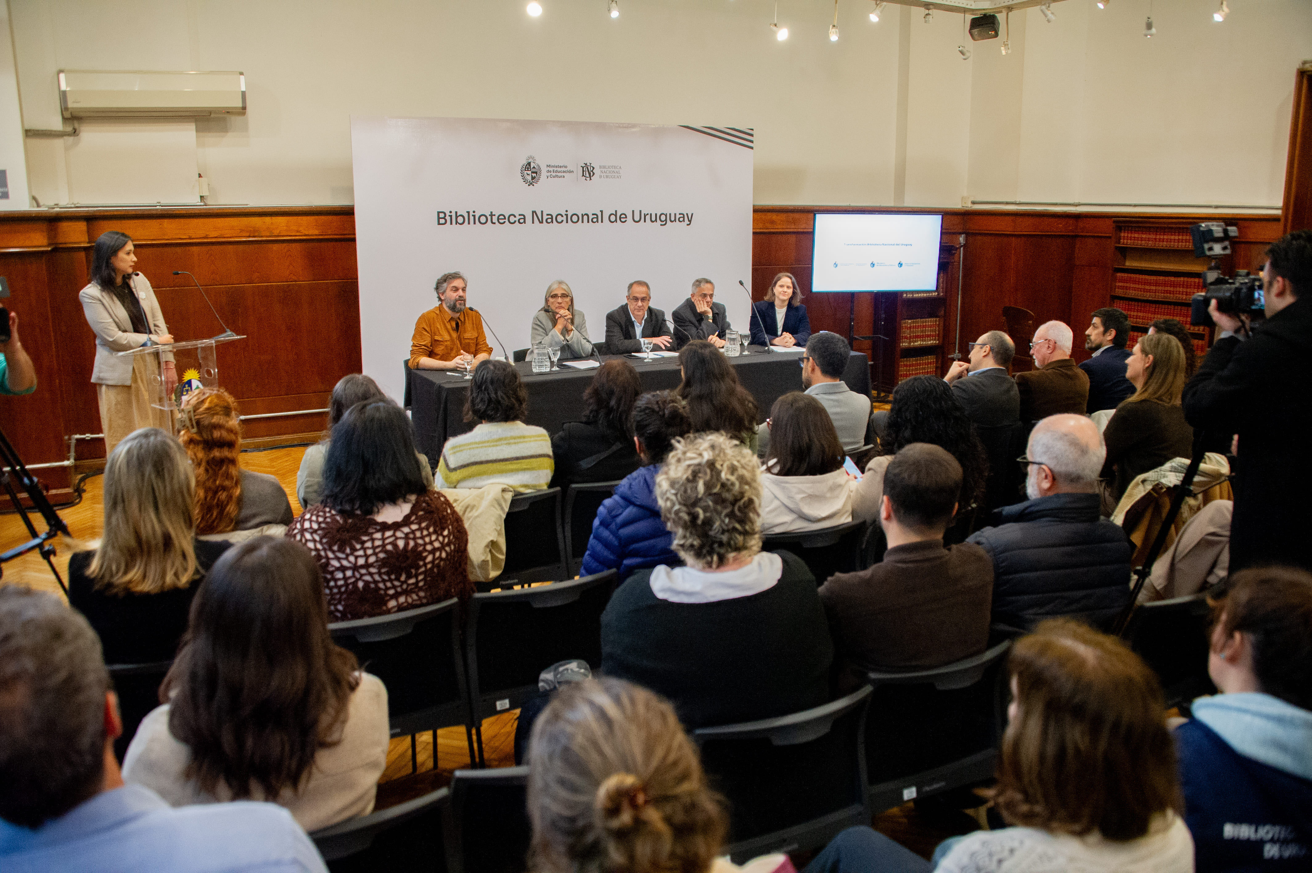 Conferencia de prensa con la presentación del plan para la Biblioteca Nacional