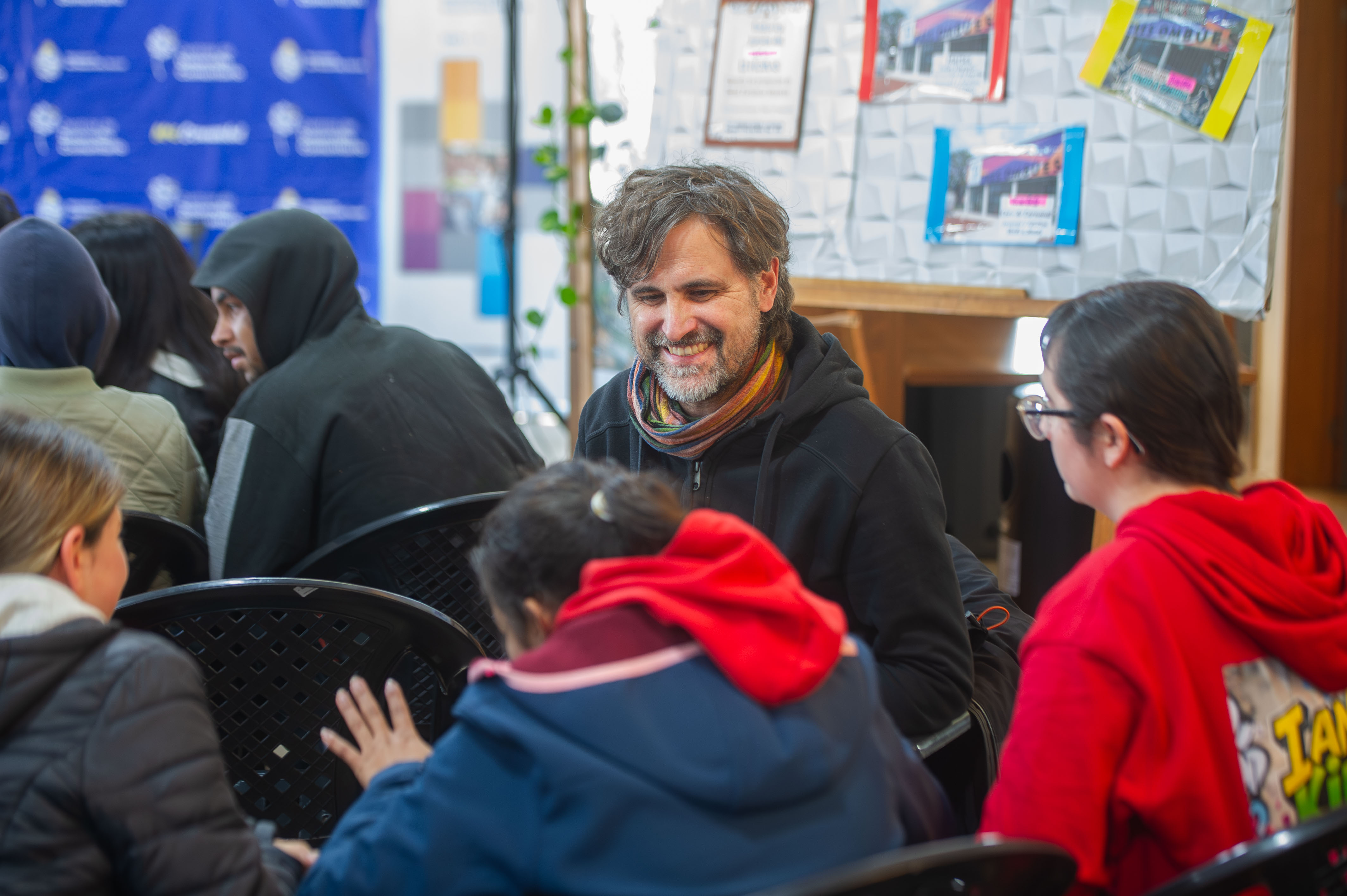 Docente con estudiantes