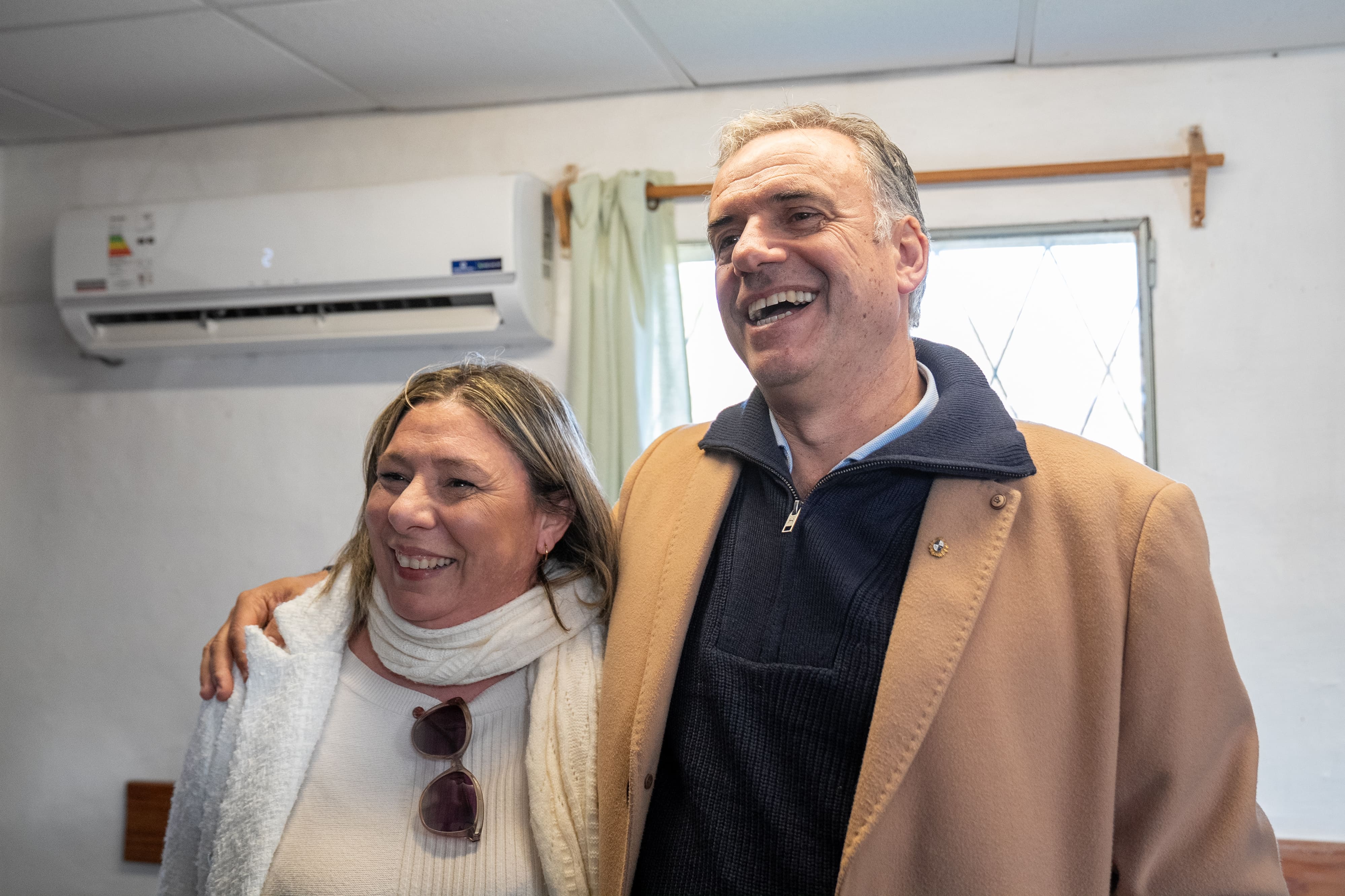 Presidente Orsi con integrante del equipo de salud de Pueblo Gallinal, en Paysandú