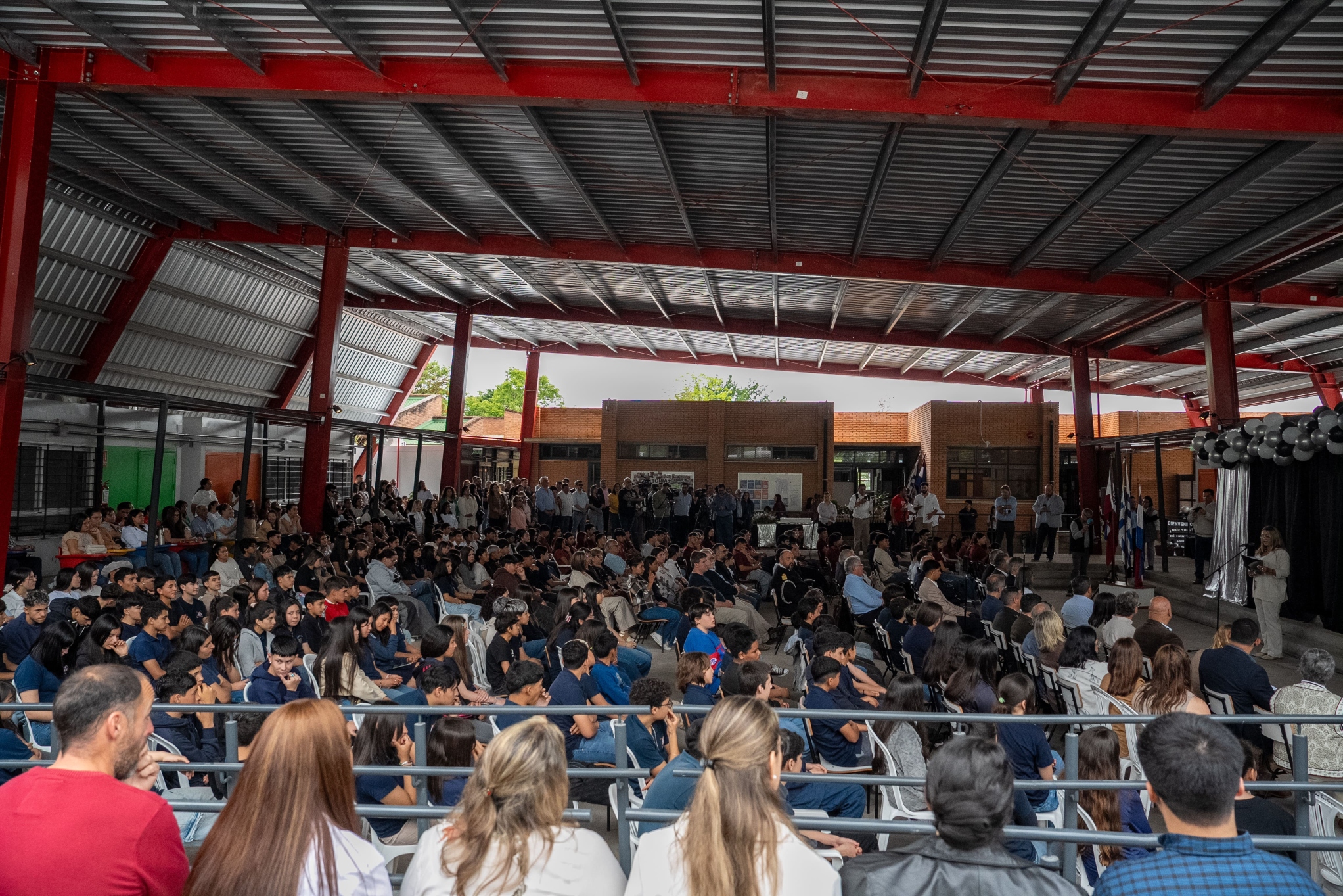 Asistentes a la inauguración del nuevo local del liceo rural de San Antonio, en Salto
