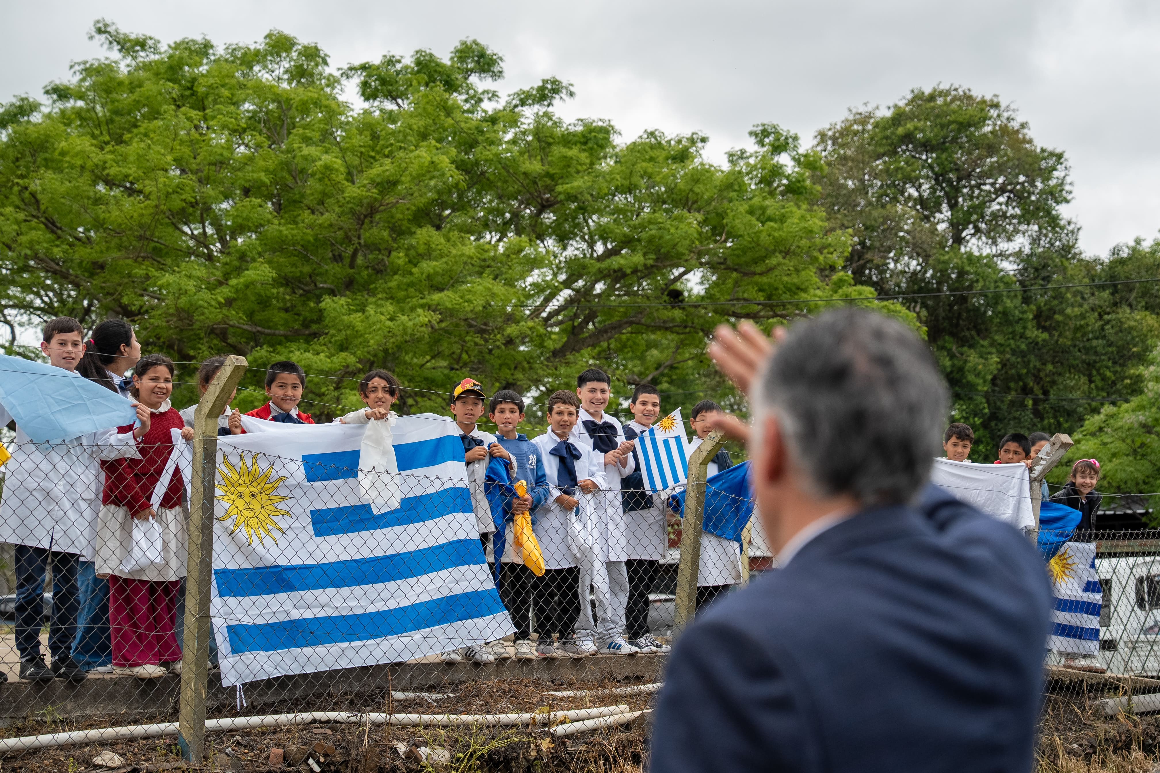 Presidente Orsi junto a alumnos de la escuela n.° 15 de San Antonio, Salto