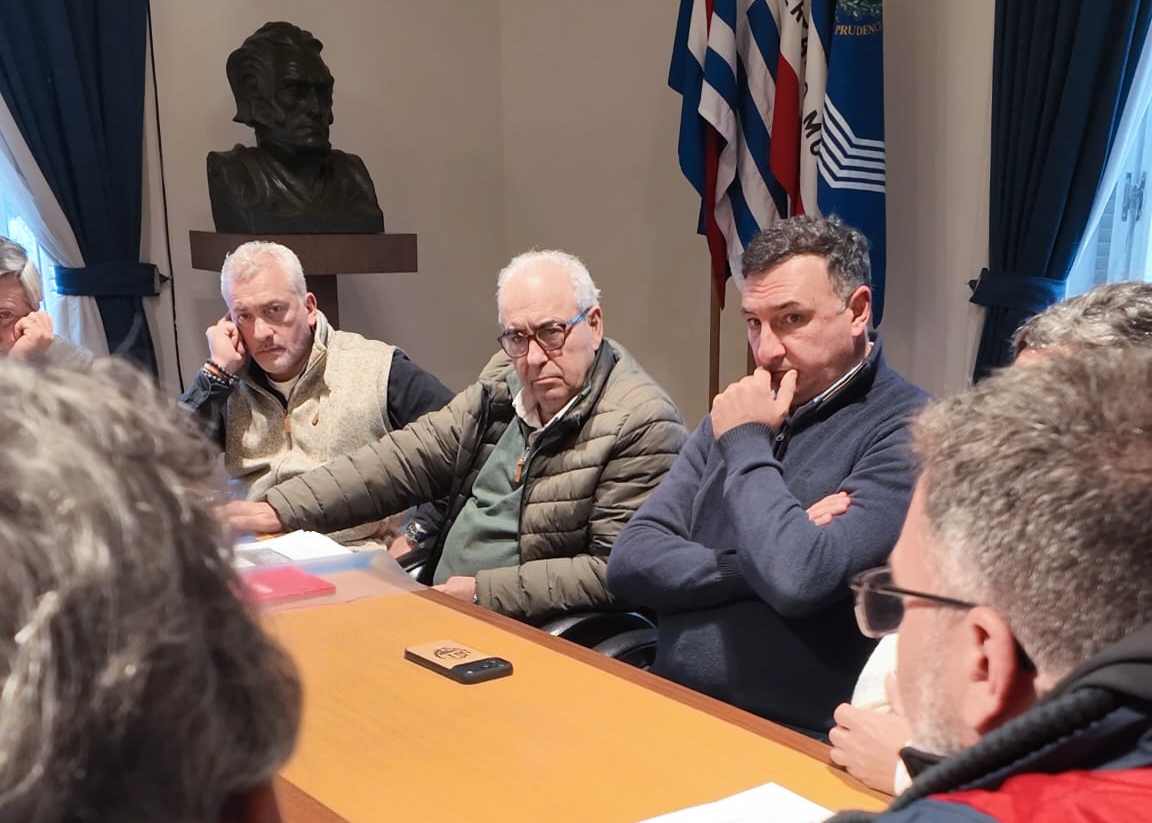 Leandro Palomeque, Alfredo Fratti y Carlos Albisu durante la reunión del Cecoed Salto.