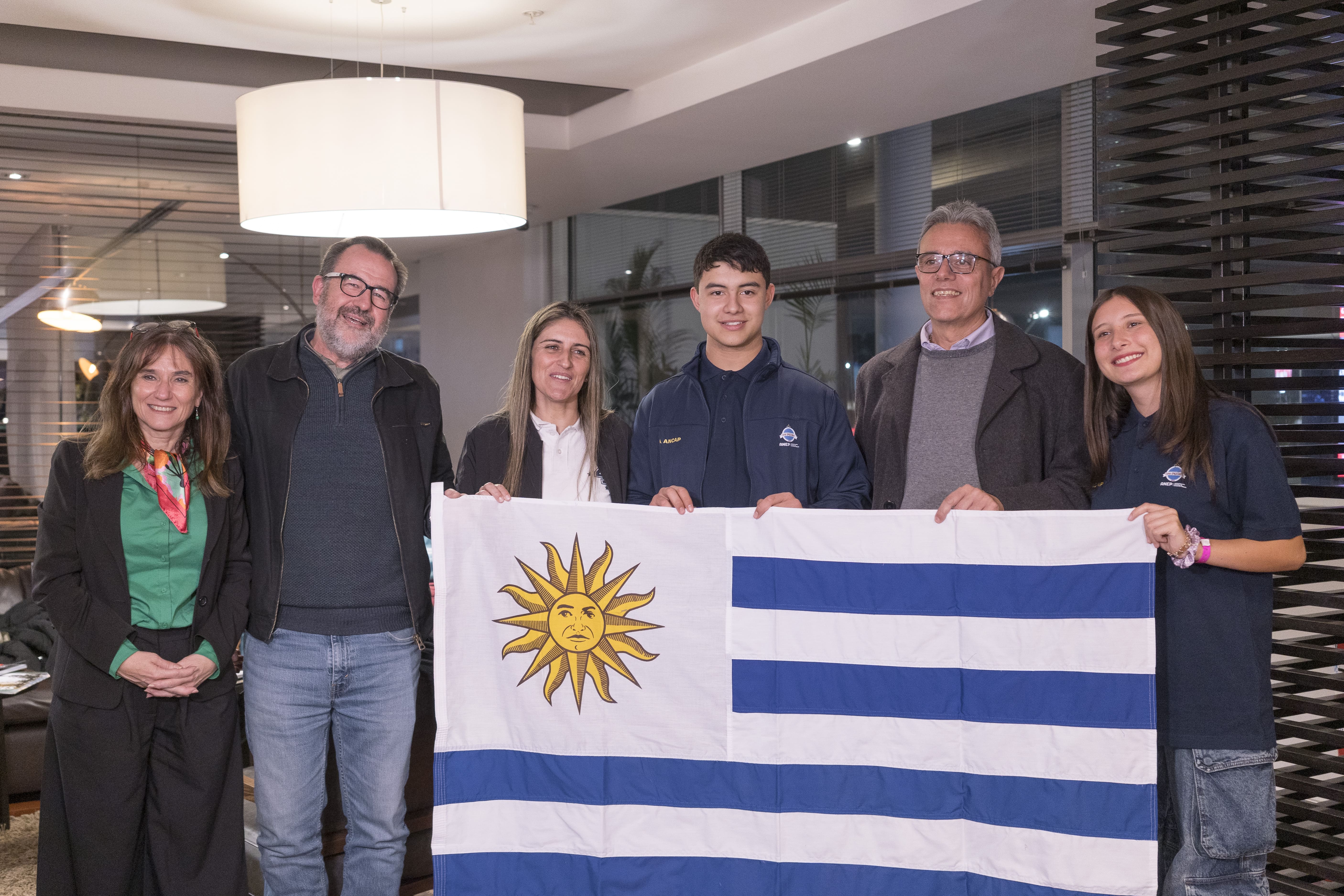 Autoridades y estudiantes previo al viaje al Centro Kennedy en Florida, Estados Unidos