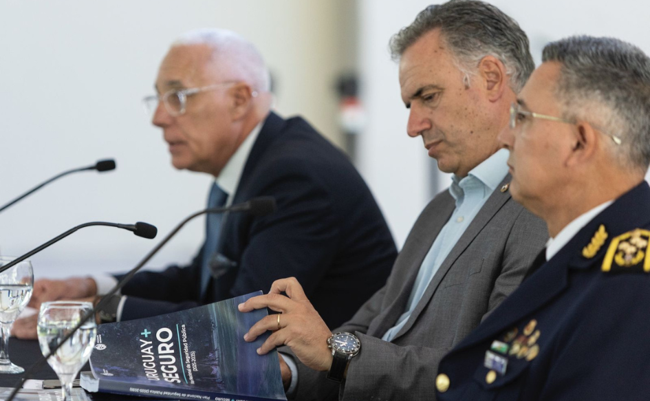 Presidente Yamandú Orsi lee el Plan Nacional de Seguridad 2025-2035. A su lado, el ministro del Interior, Carlos Negro, y el jefe de la Policía Nacional, José Azambuja