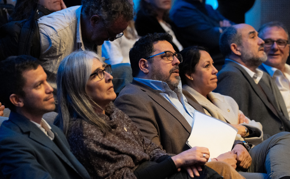 Secretario de Presidencia, Alejandro Sánchez, sentado en la primera fila del auditorio de Torre Ejecutiva, observa la presentación de resultados del Fondo Ida Holz. A su lado, el presidente de ANII, Álvaro Brunini; la ministra de Transporte, Lucía Etcheverry; la ministra de Industria, Fernanda Cardona; el director de Senci, David González, y el responsable de Uruguay Innova, Bruno Gili