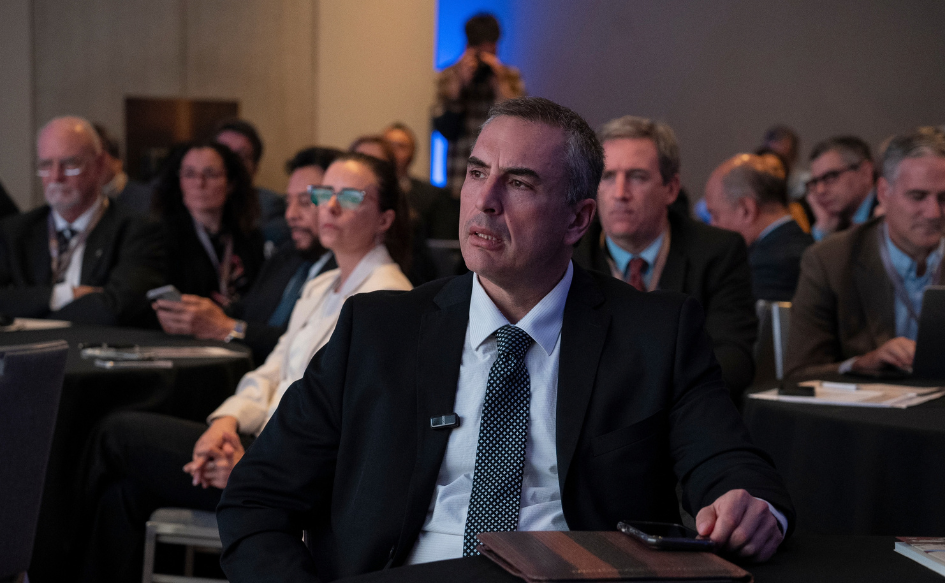 Presidente de OSE, Pablo Ferreri, escucha, desde el público, la presentación del ministro de Ambiente, Edgardo Ortuño, durante el Diálogo Regional de Agua y Saneamiento 2026