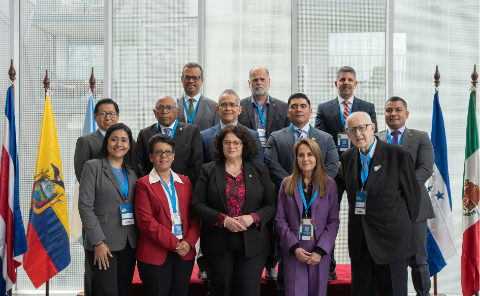 Foto de familia de autoridades de las contadurías de los países de América Latina. En el centro, la contadora general de la Nación, Adriana Arosteguiberry