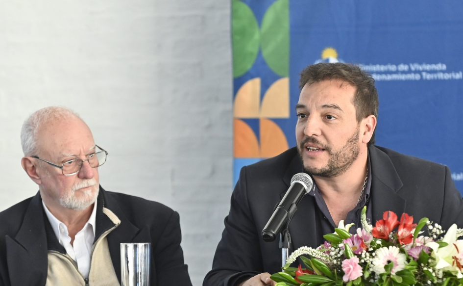 Subsecretario de Vivienda y Ordenamiento Territorial, Christian De Candia, habla durante la reunión de la Comisión Asesora de Ordenamiento Territorial