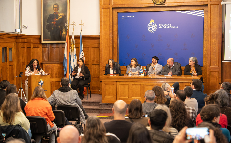 Público y oradores escuchan a la coordinadora de Género y Diversidad Sexual del Ministerio de Salud Pública, Florencia Forrisi, durante la presentación de la guía de salud y diversidad sexual