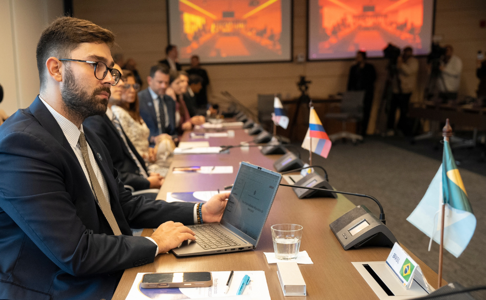 Representante de Brasil en el Foro Especializado Migratorio del Mercosur, escribe en una notebook