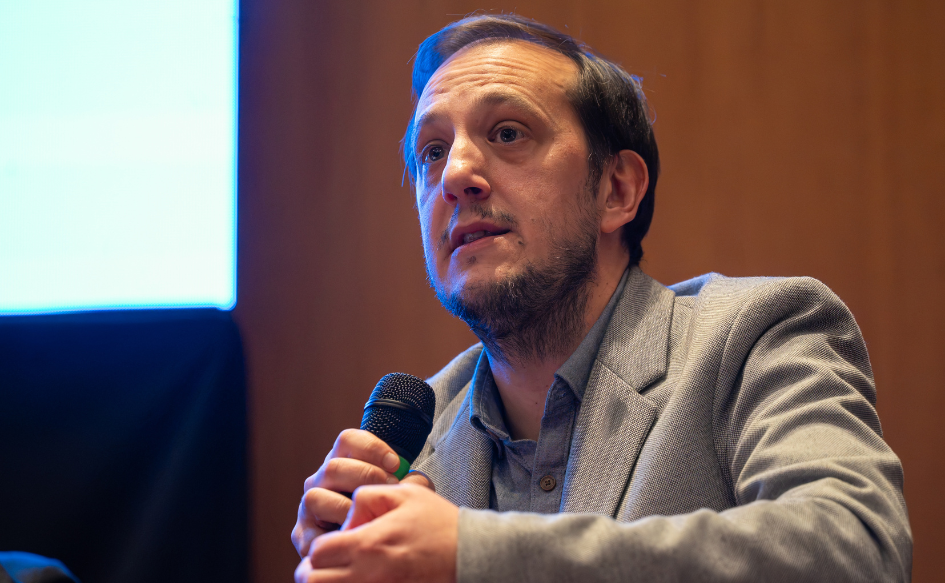 Secretario general de Drogas, Aldo Tomassini, brinda una oratoria durante la presentación de la campaña de salud mental, en el auditorio de Torre Ejecutiva