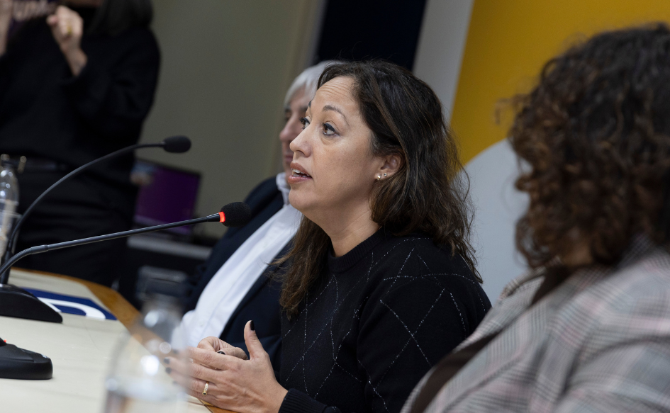 Ministra de Industria, Fernanda Cardona, habla en conferencia, en el local de Antel de Treinta y Tres