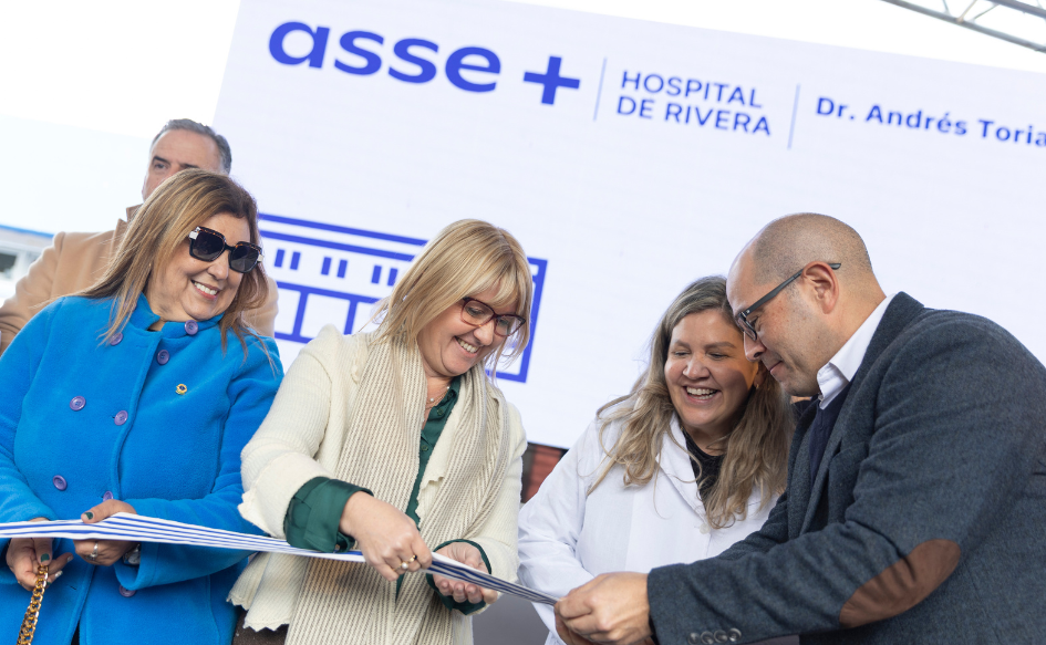 Ministra de Salud Pública, Cristina Lustemberg corta la cinta de inauguración del CTI neonatal del Hospital de Rivera, junto al presidente de ASSE, Álvaro Danza y funcionarias del hospital