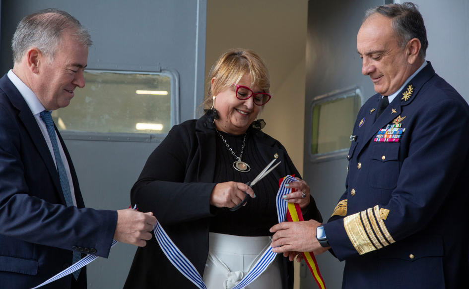 Ministra de Defensa Nacional, Sandra Lazo, corta cinta de inauguración del entro Estratégico para la Operación de Sistemas Críticos del Cono Sur, en la base aérea n°1