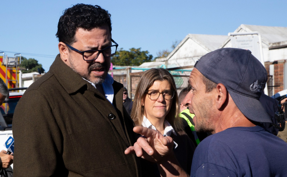 Secretario de Presidencia, Alejandro Sánchez, conversa con un vecino de Cerro Norte. Entre ellos, la ministra de Vivienda, Tamara Paseyro